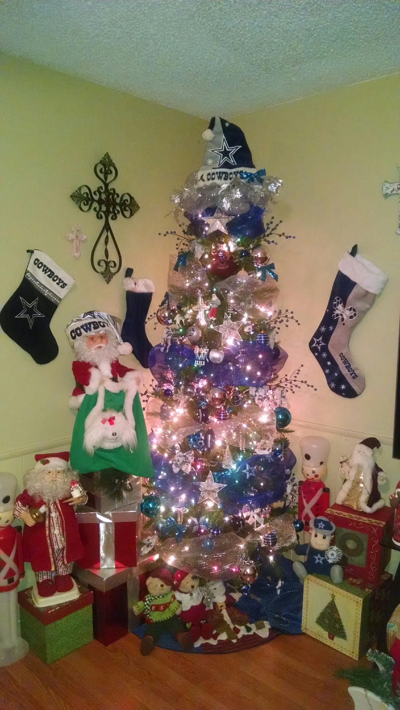 1368x2430 Dallas Cowboy Christmas Tree!