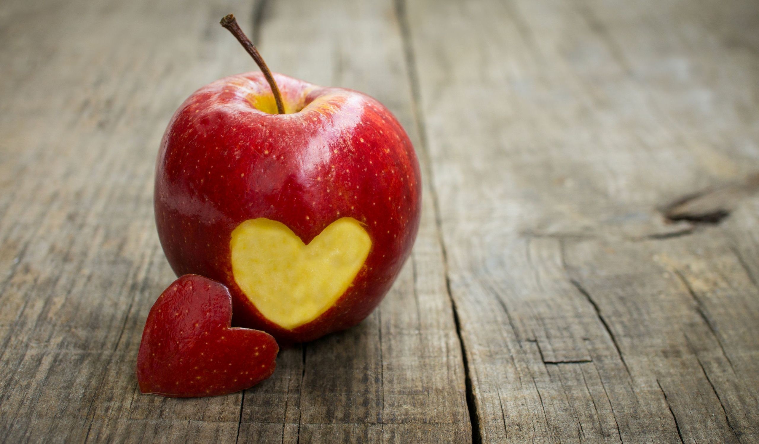 2560x1500 Red Apple Fruit Heart Wallpaper 3620