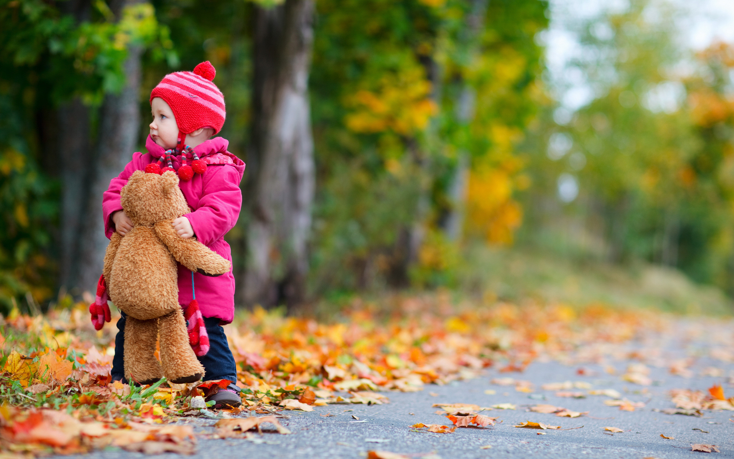 2560x1600 Free child in puffy coat wallpaper background
