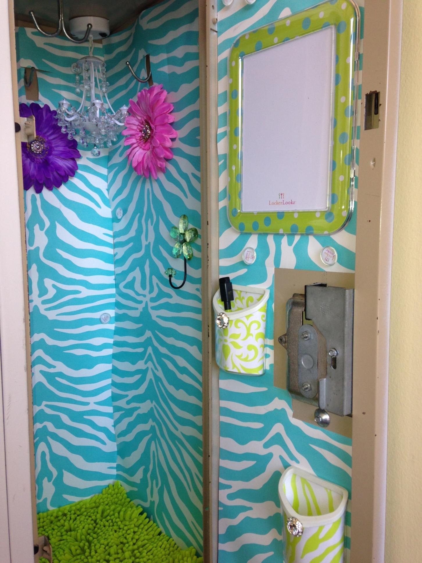 1452x1936 Adorable locker idea. My 6th grade cousin decorated this herself