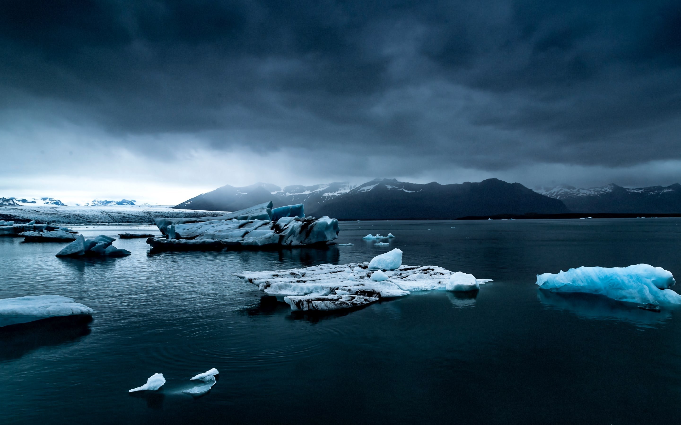 2880x1800 4K HD Wallpaper: Iceberg and Ocean in JÃ¶kulsÃ¡rlÃ³n, Iceland