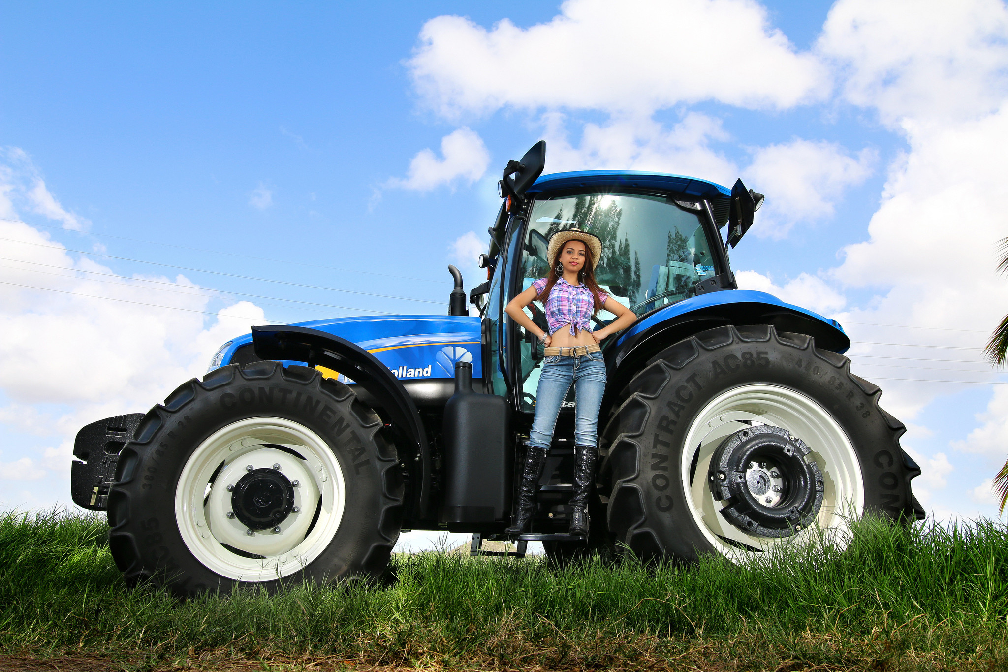 2048x1365 Vehicles - New Holland Tractor Wallpaper