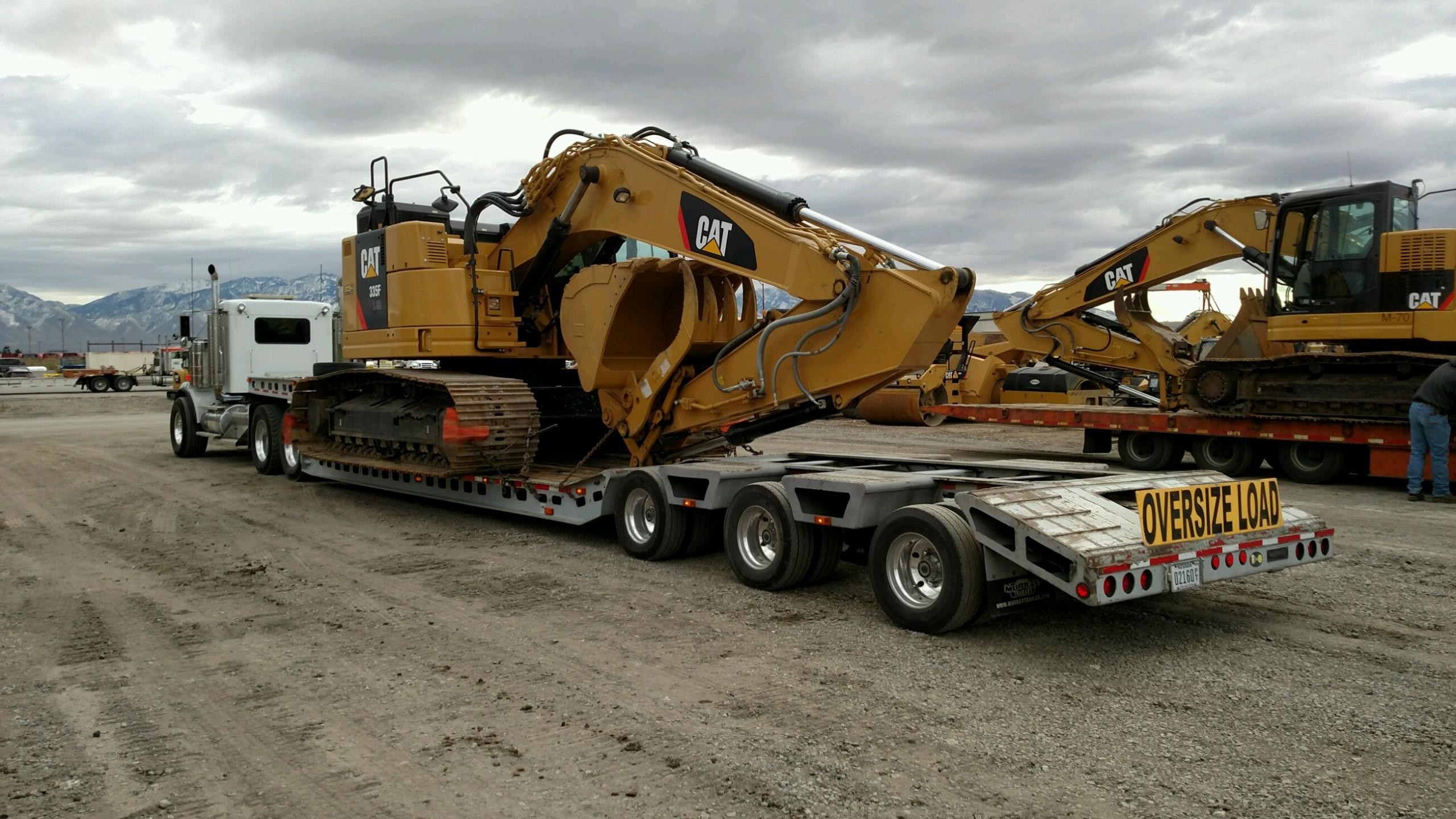 2560x1440 Transporting Caterpillar 335F Hydraulic Excavators ...