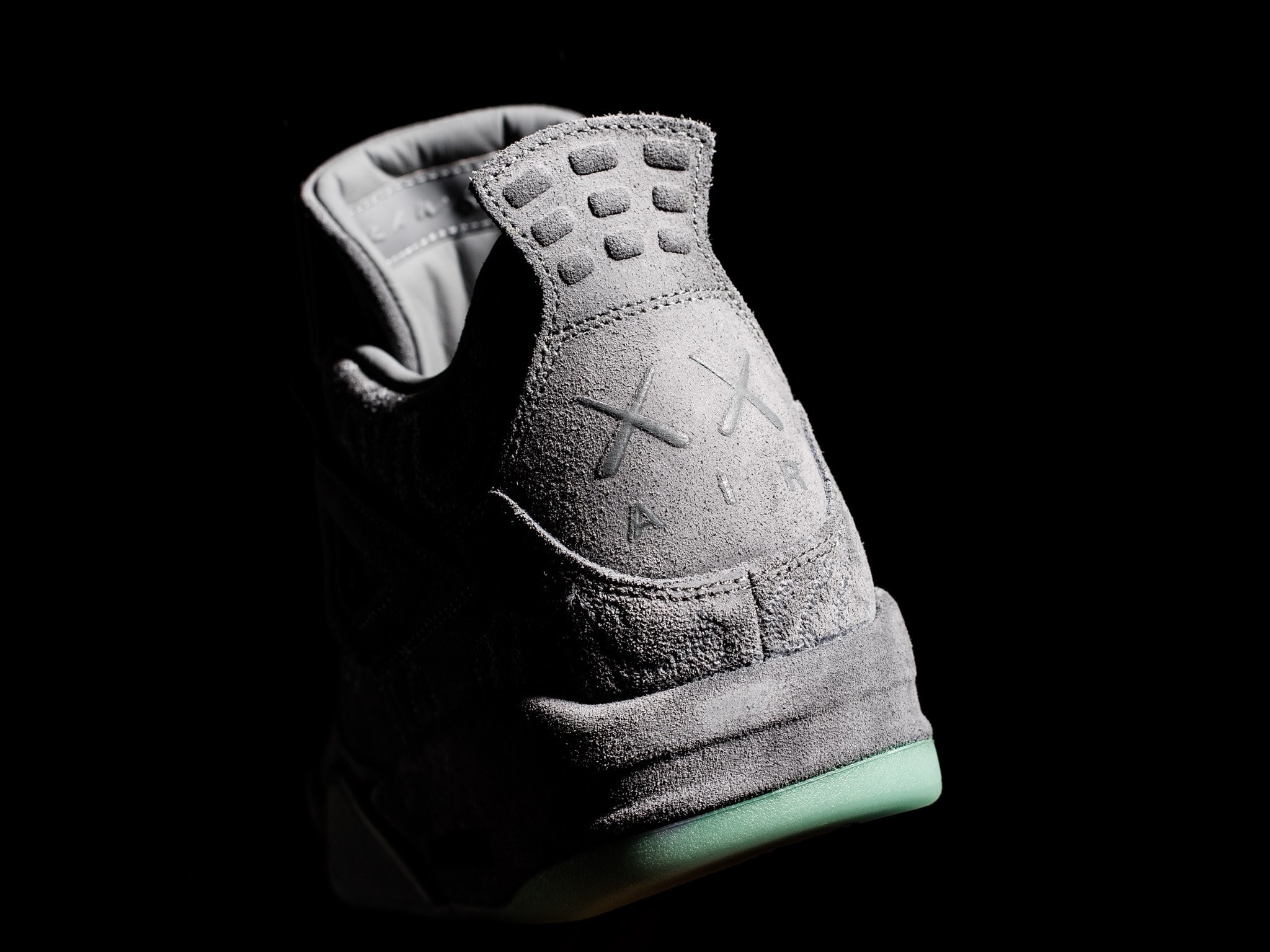 2048x1536 The Air Jordan 4 Retro “KAWS” is the first ever collaborative project  between the Jordan Brand and KAWS that takes the retro sneaker design past  a simple ...