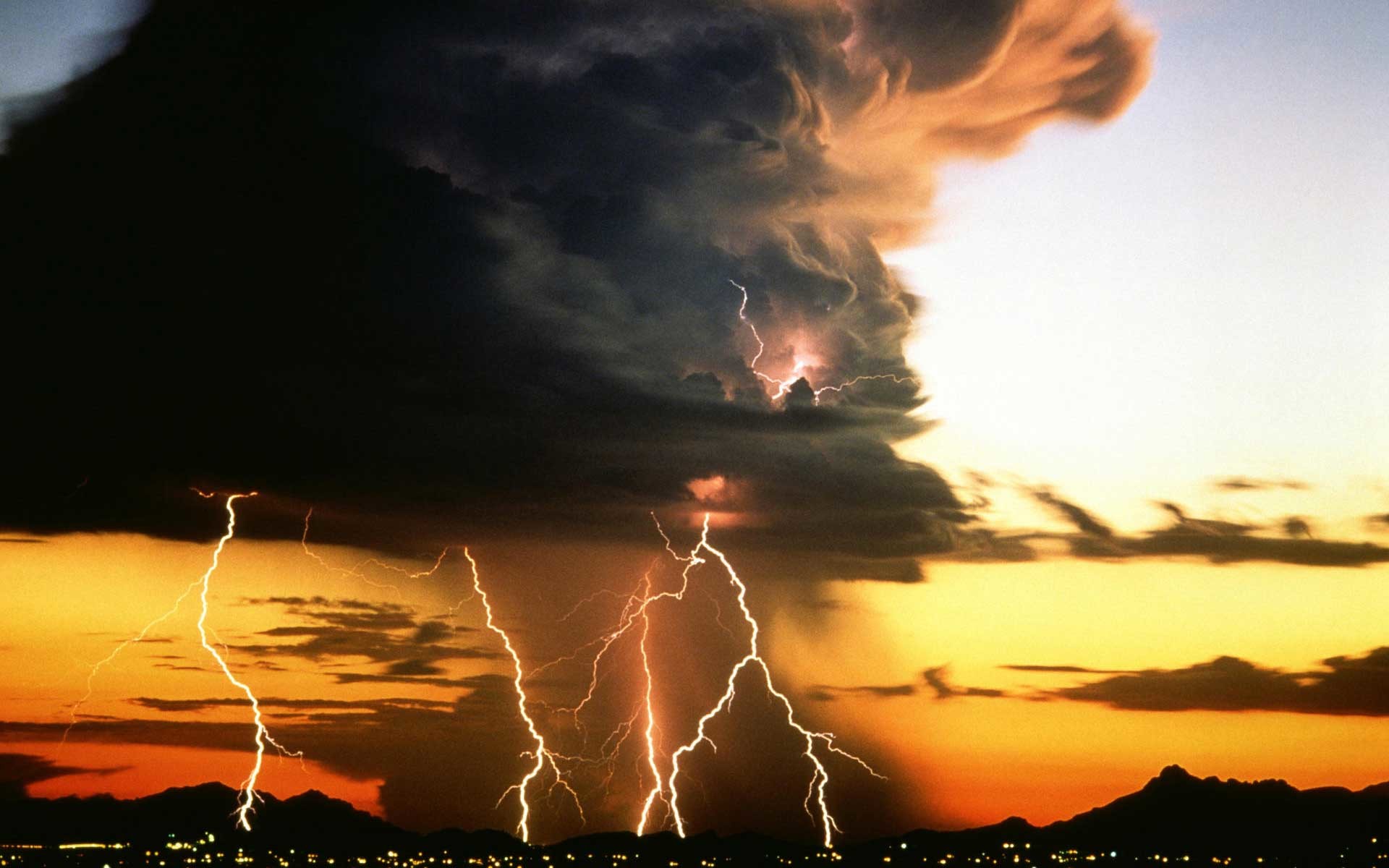 1920x1200 Free Wallpapers - Large thunderstorm over the city Wallpaper