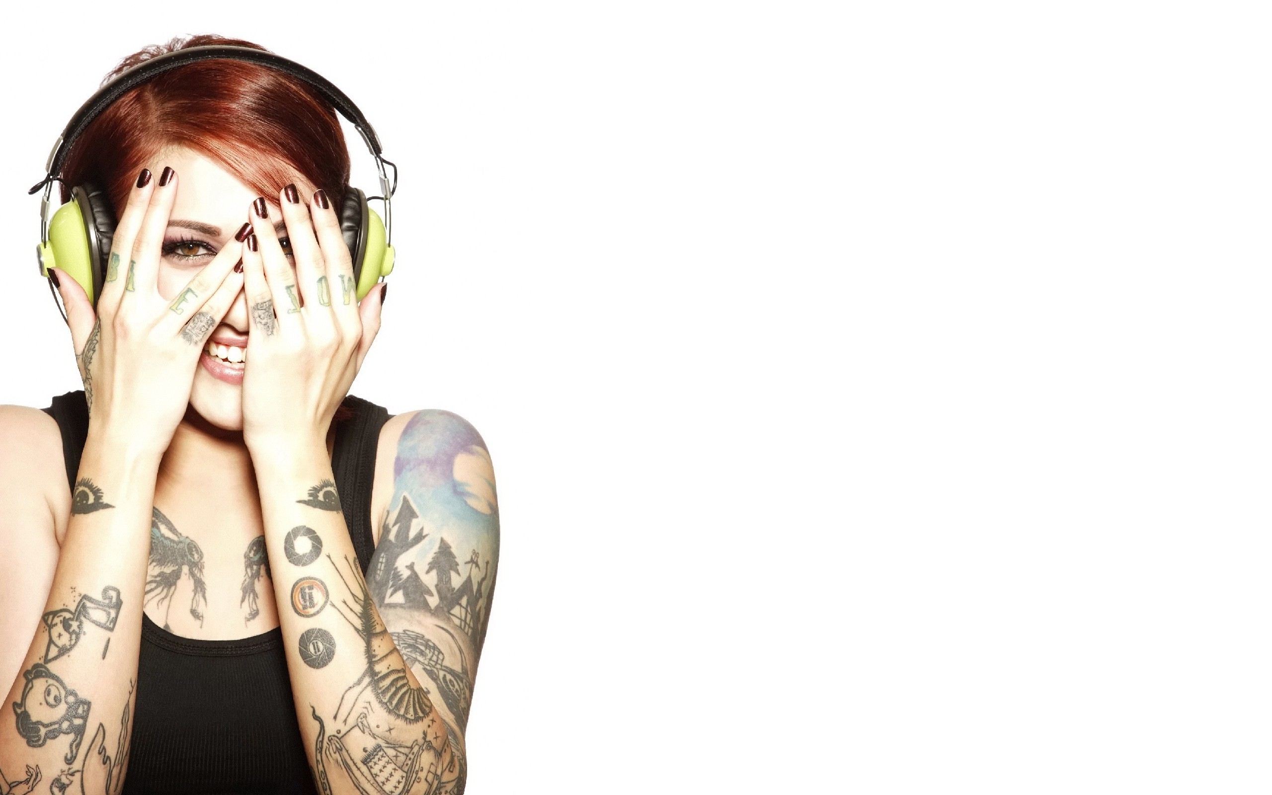 2560x1600 Smile and crazy face of tattoo girl