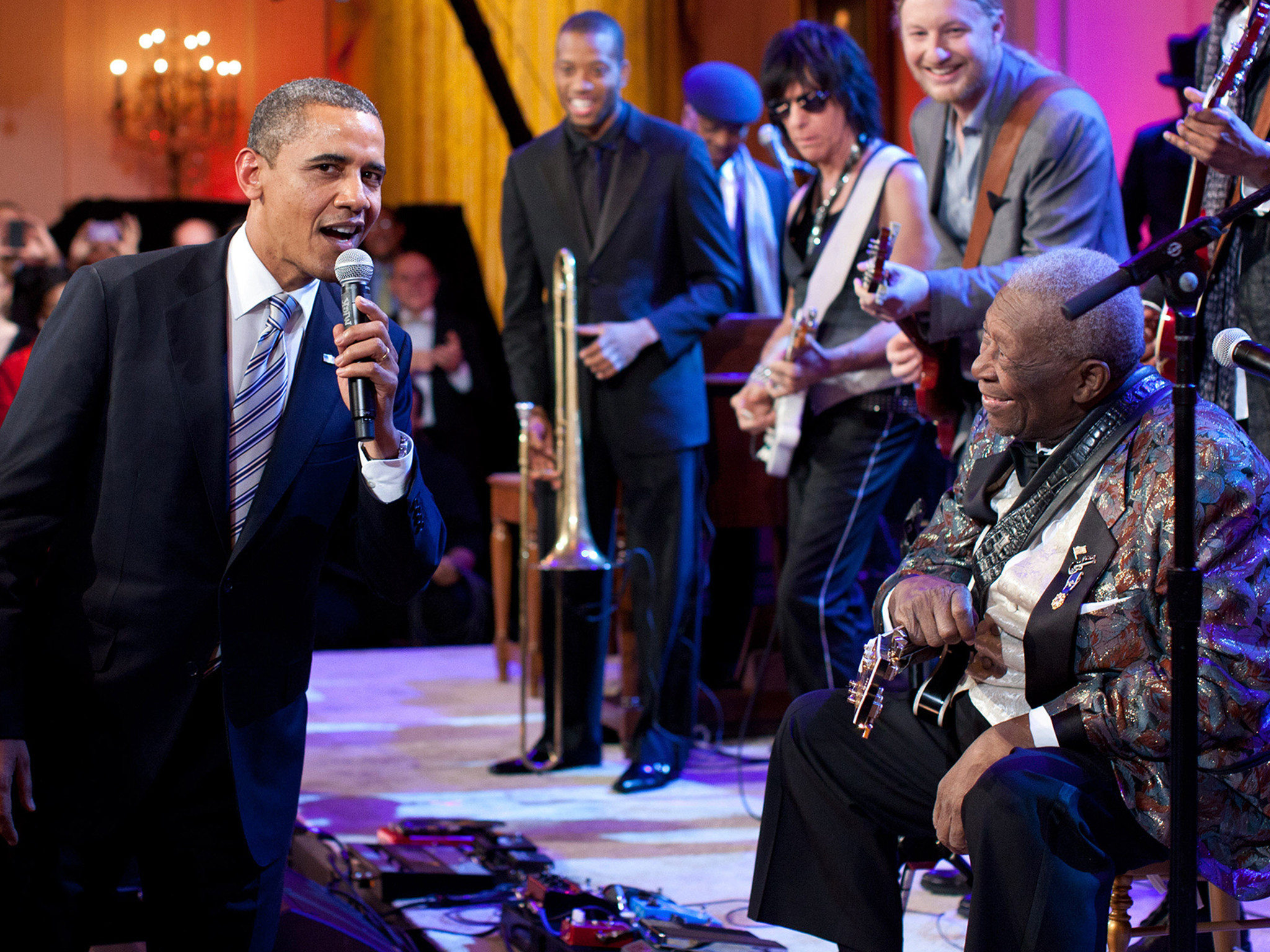 2048x1536 BB King dies: Watch Blues legend sing 'Sweet Home Chicago' with Barack  Obama | The Independent