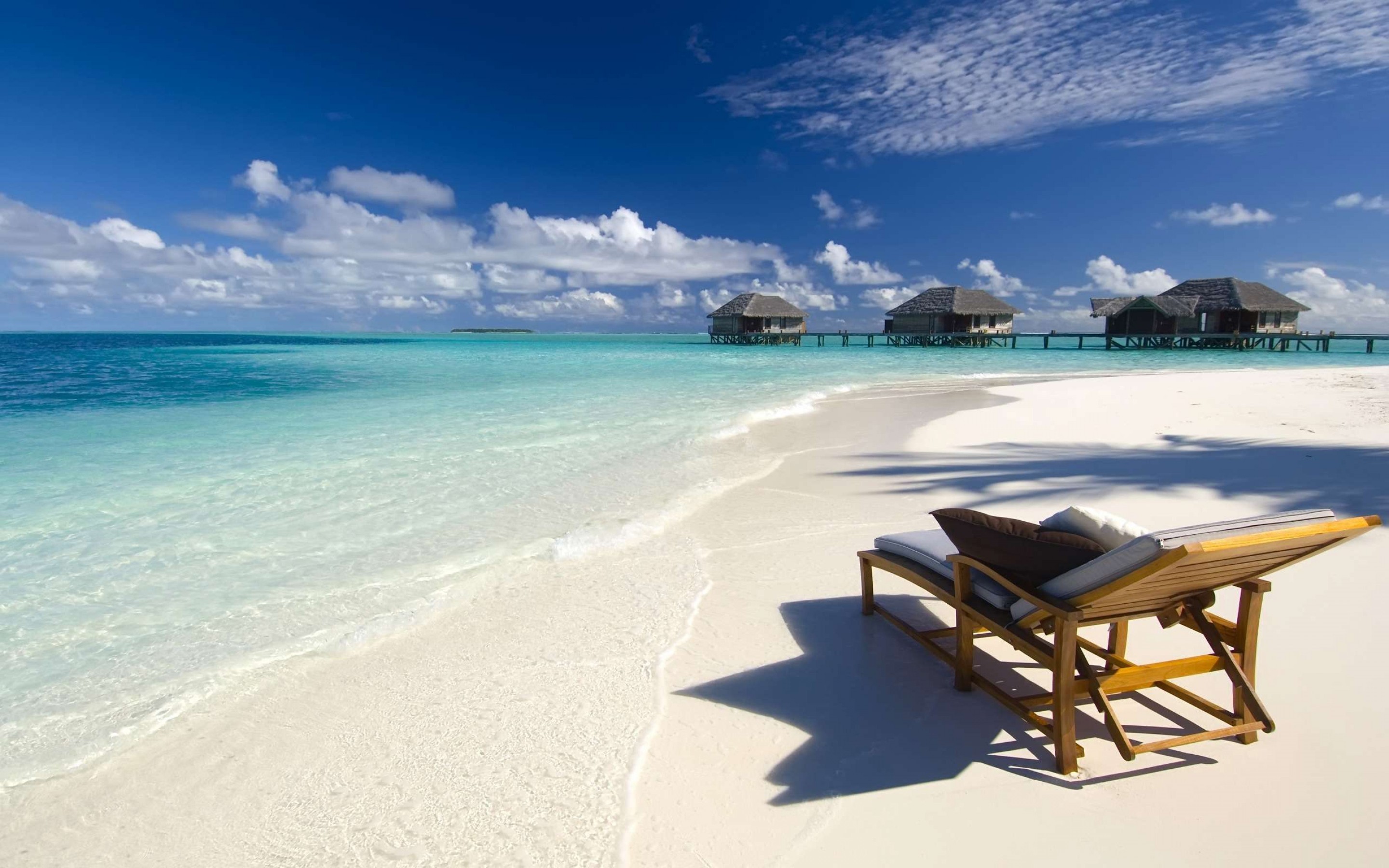 2880x1800 beach-chair-on-white-s-beach-desktop-background-
