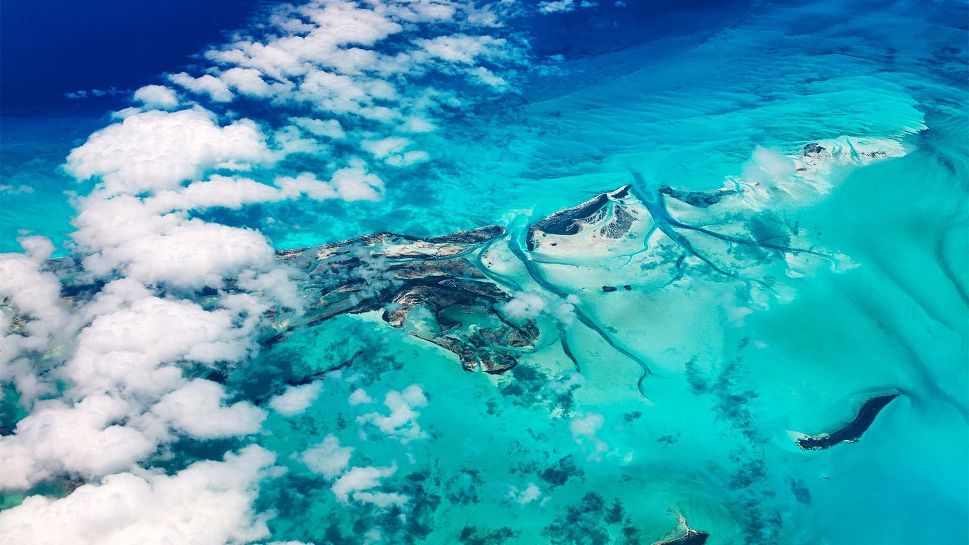 1920x1080 The stunning blue water surrounding The Bahamas