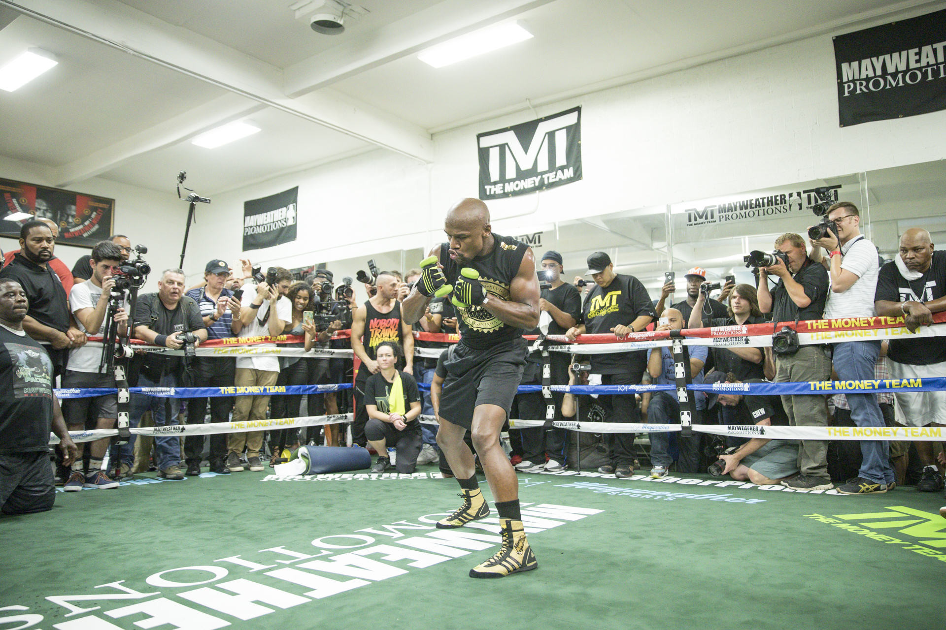 1920x1280 Floyd Mayweather works out at his gym. Esther Lin, Showtime