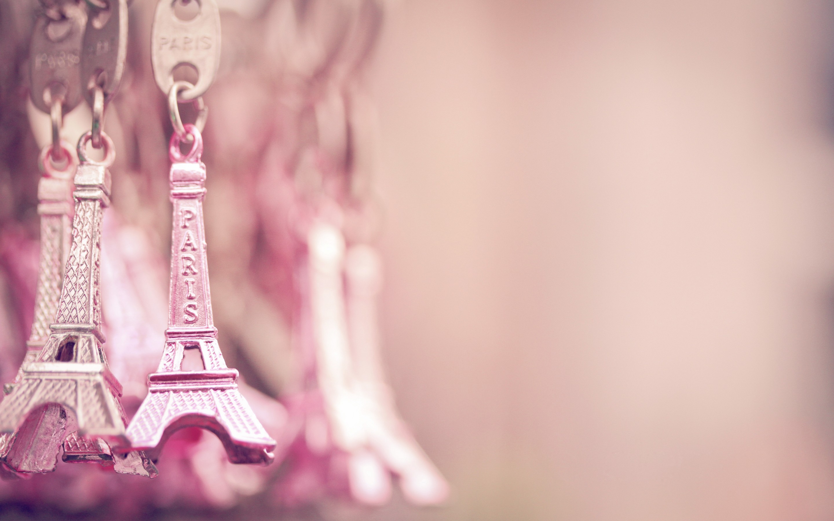 2880x1800 Pink Eiffel Tower wallpaper