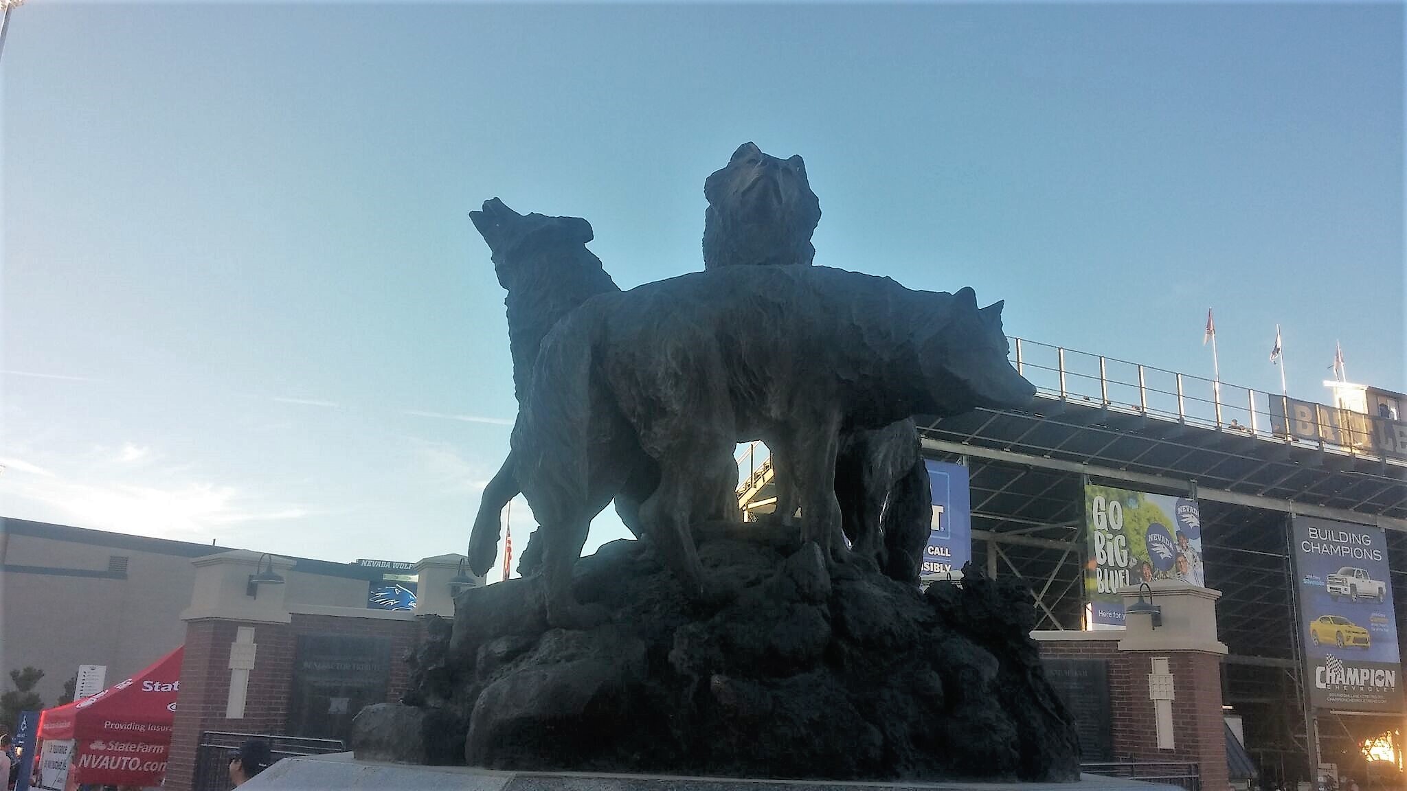 2048x1152 Mackay Stadium Wolfpack Statue