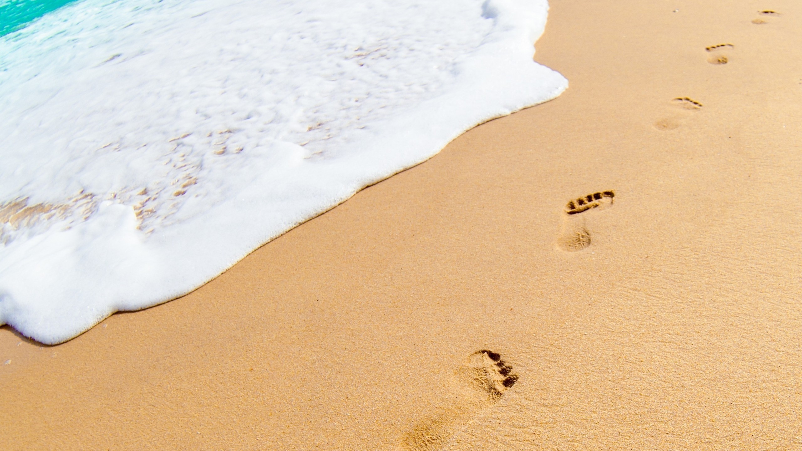 2560x1440  Footprints in the Sand