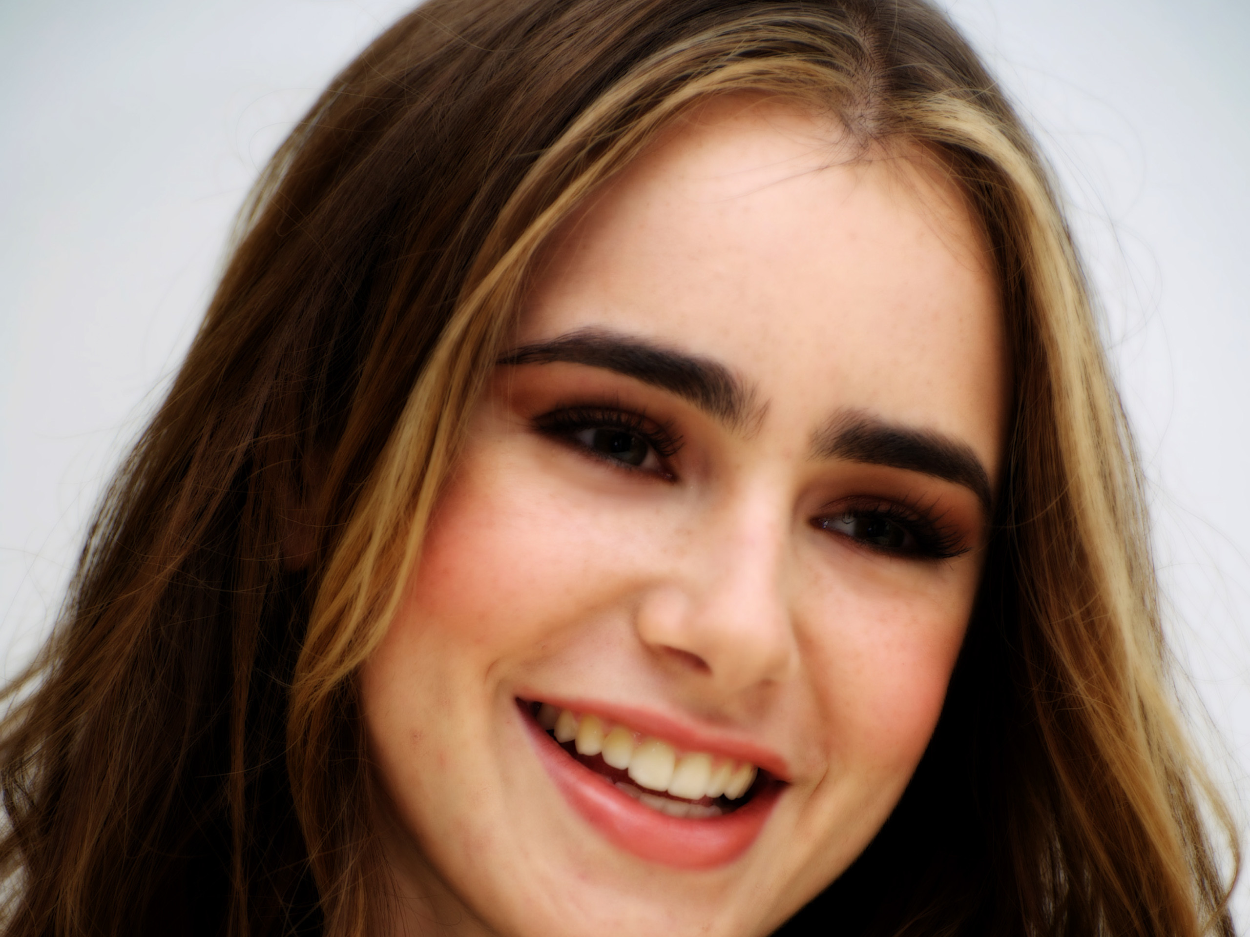 2560x1920 Lily Collins Wallpapers