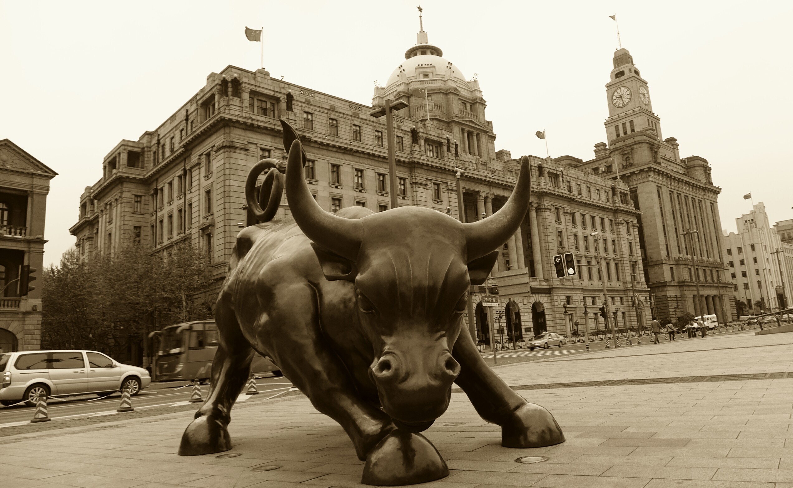 2545x1568 Replica of the Wall Street bull