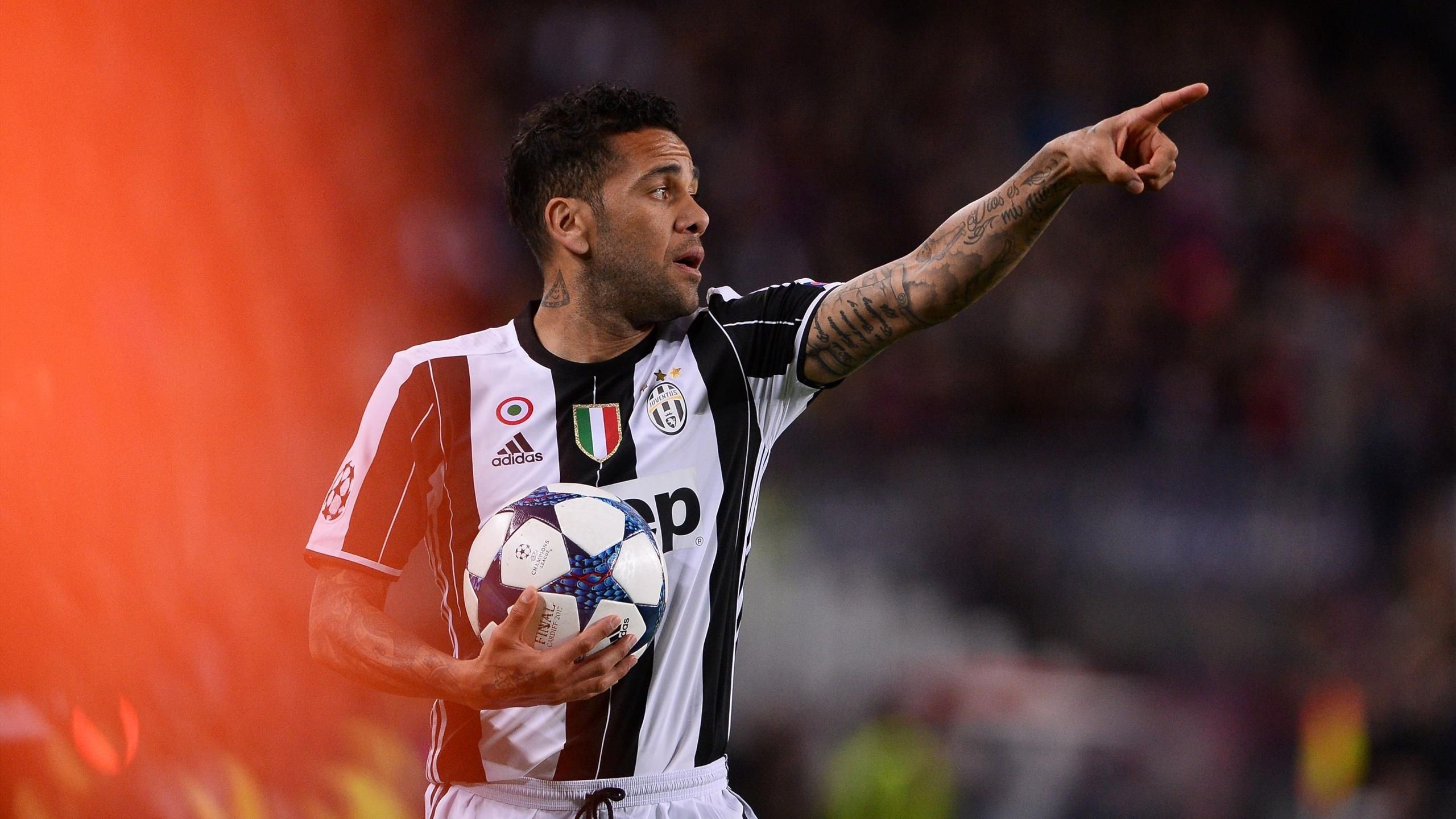 2560x1440 Full-back Dani Alves is reportedly set to reject Manchester City and sign  for PSG instead, with the French side calling a press conference later on  ...