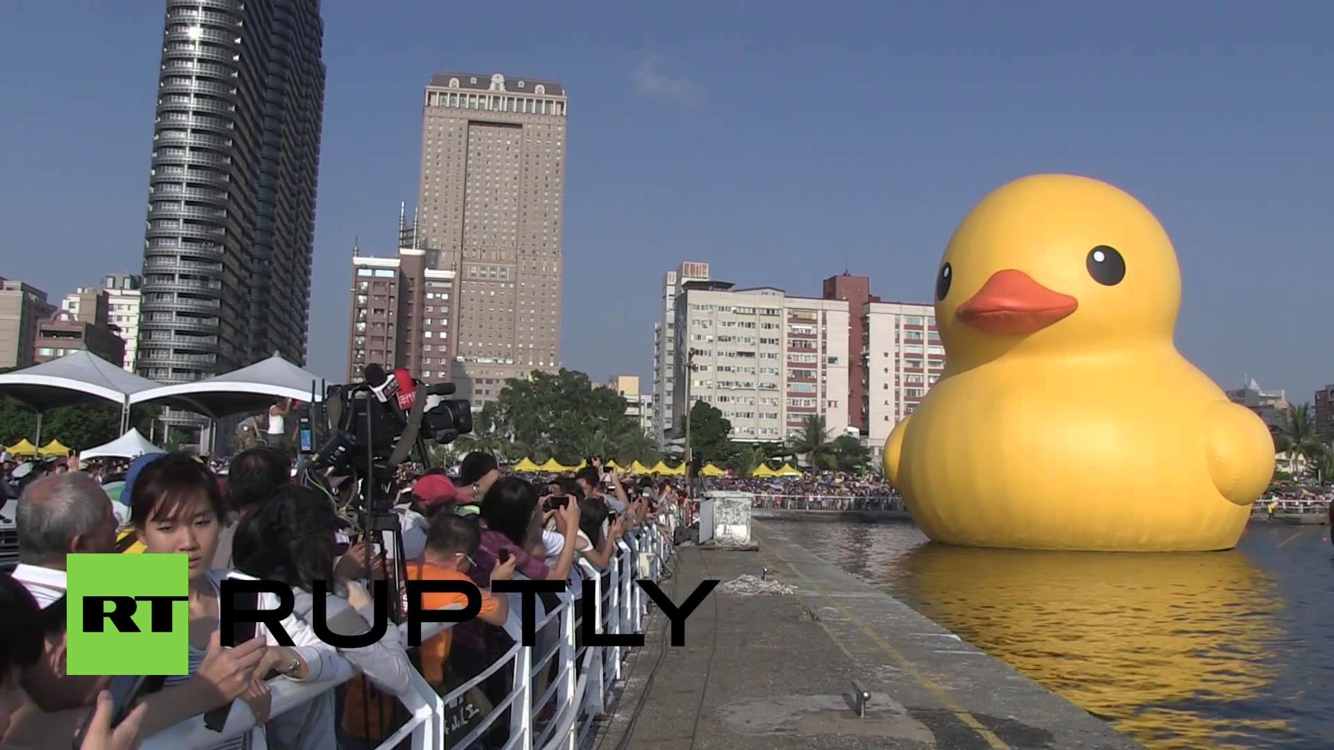 1920x1080 Taiwan: Giant rubber duck makes waves in Kaohsiung