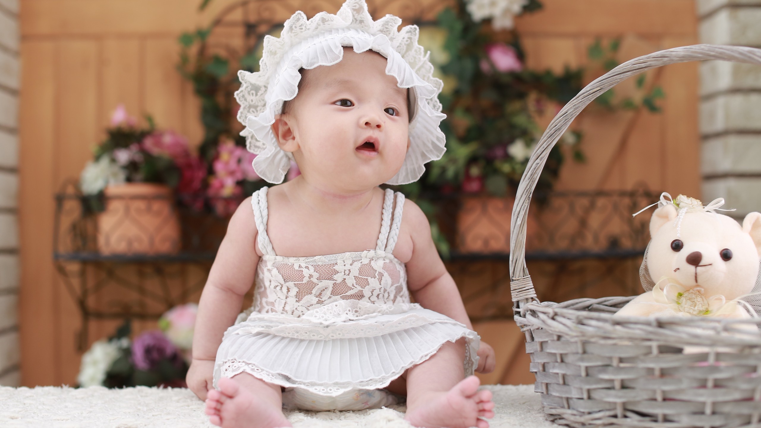 2560x1440 Cute / Cute baby girl Wallpaper