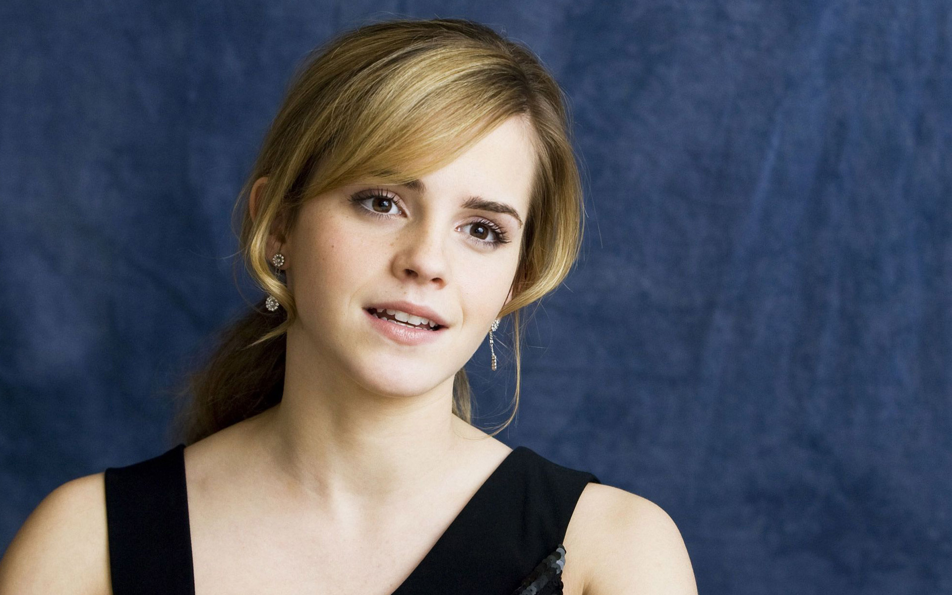 1920x1200 Emma Watson at Tale of Despereaux Wide Screen