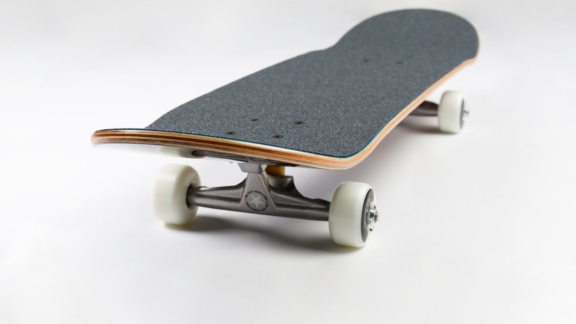 1920x1080 Complete Skateboard im Profil mit gut sichtbaren Kicktails