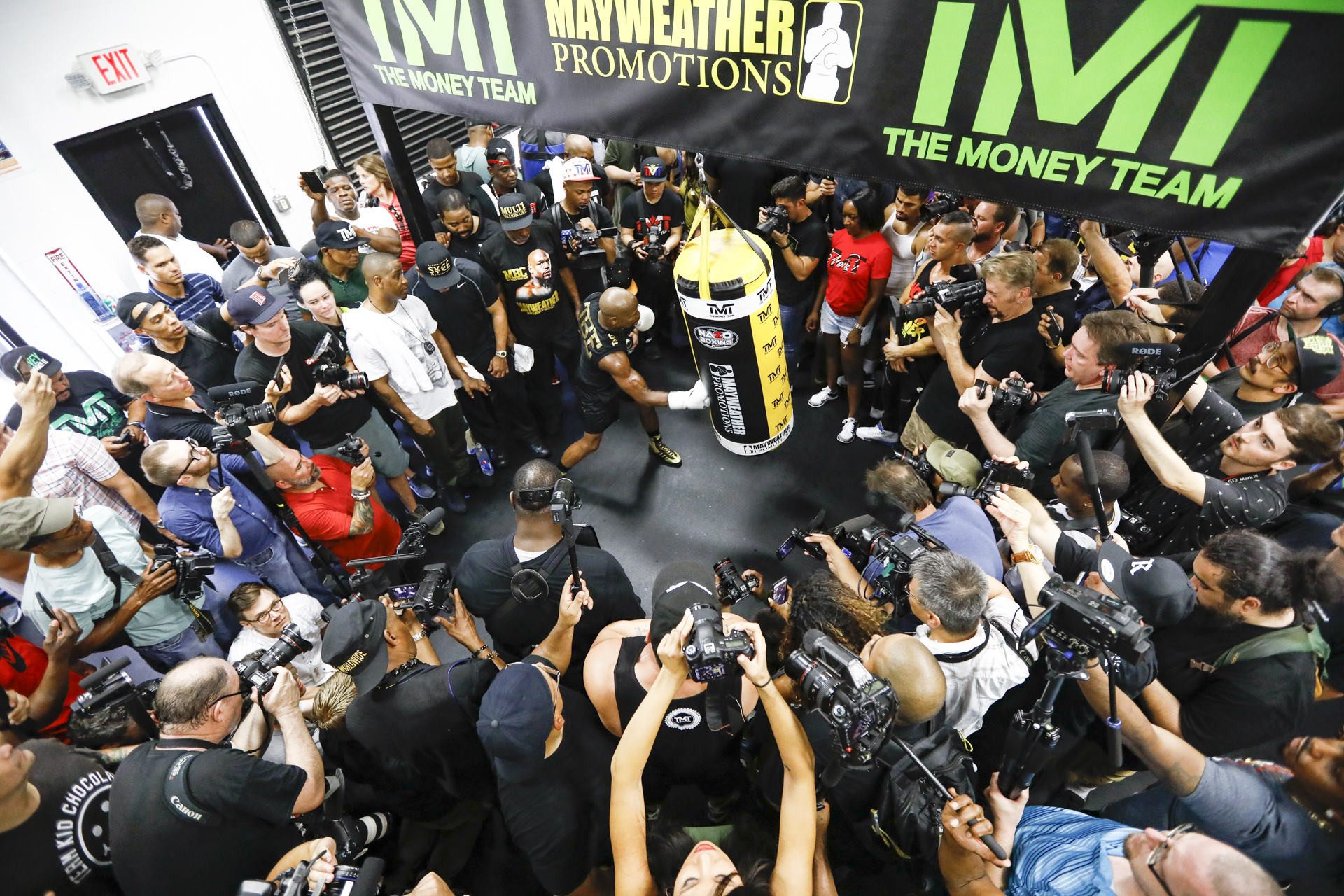 1920x1280 Floyd Mayweather had a packed house Thursday. Esther Lin, Showtime