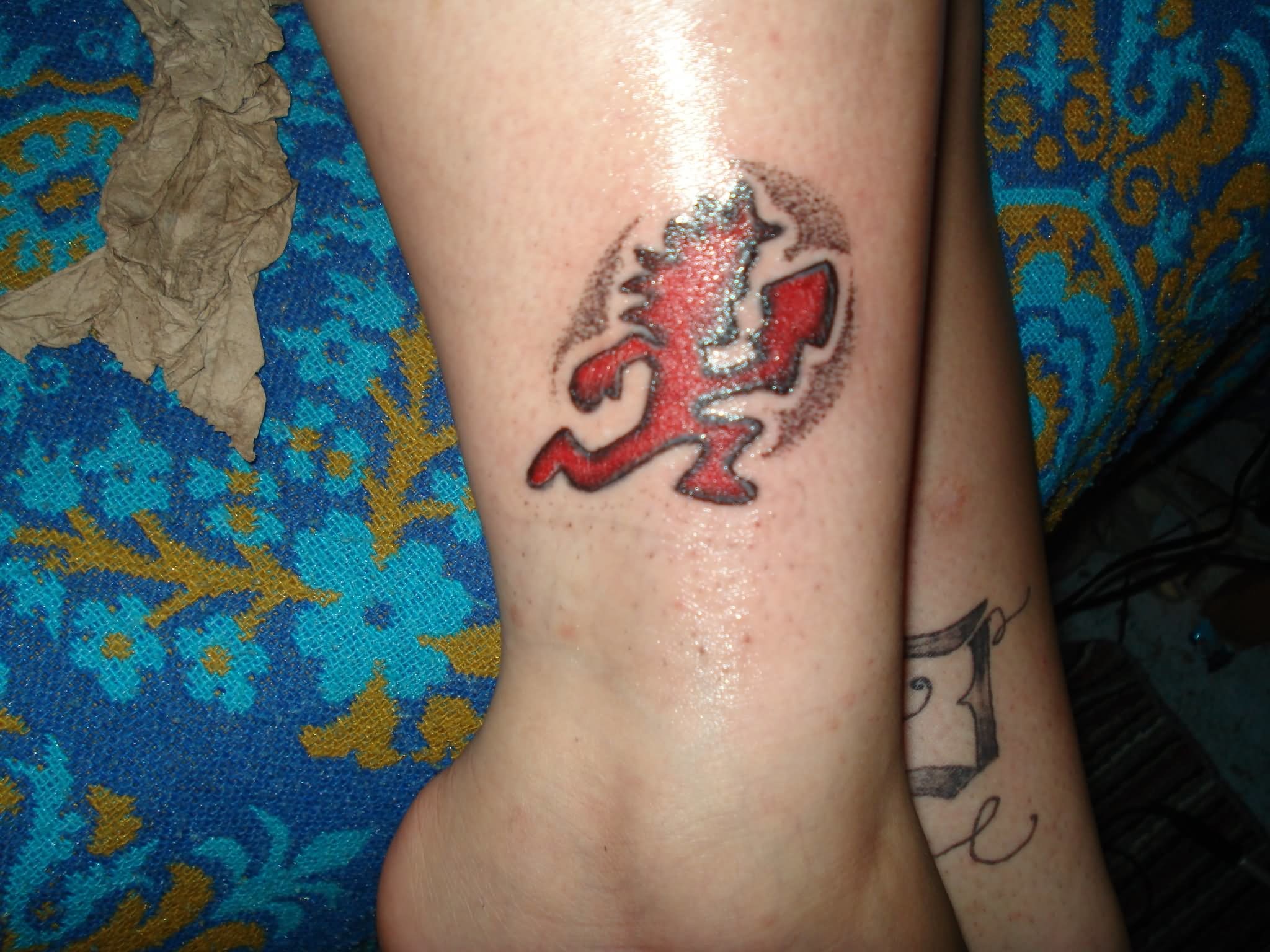 2048x1536 Red Hatchetman Tattoo On Leg