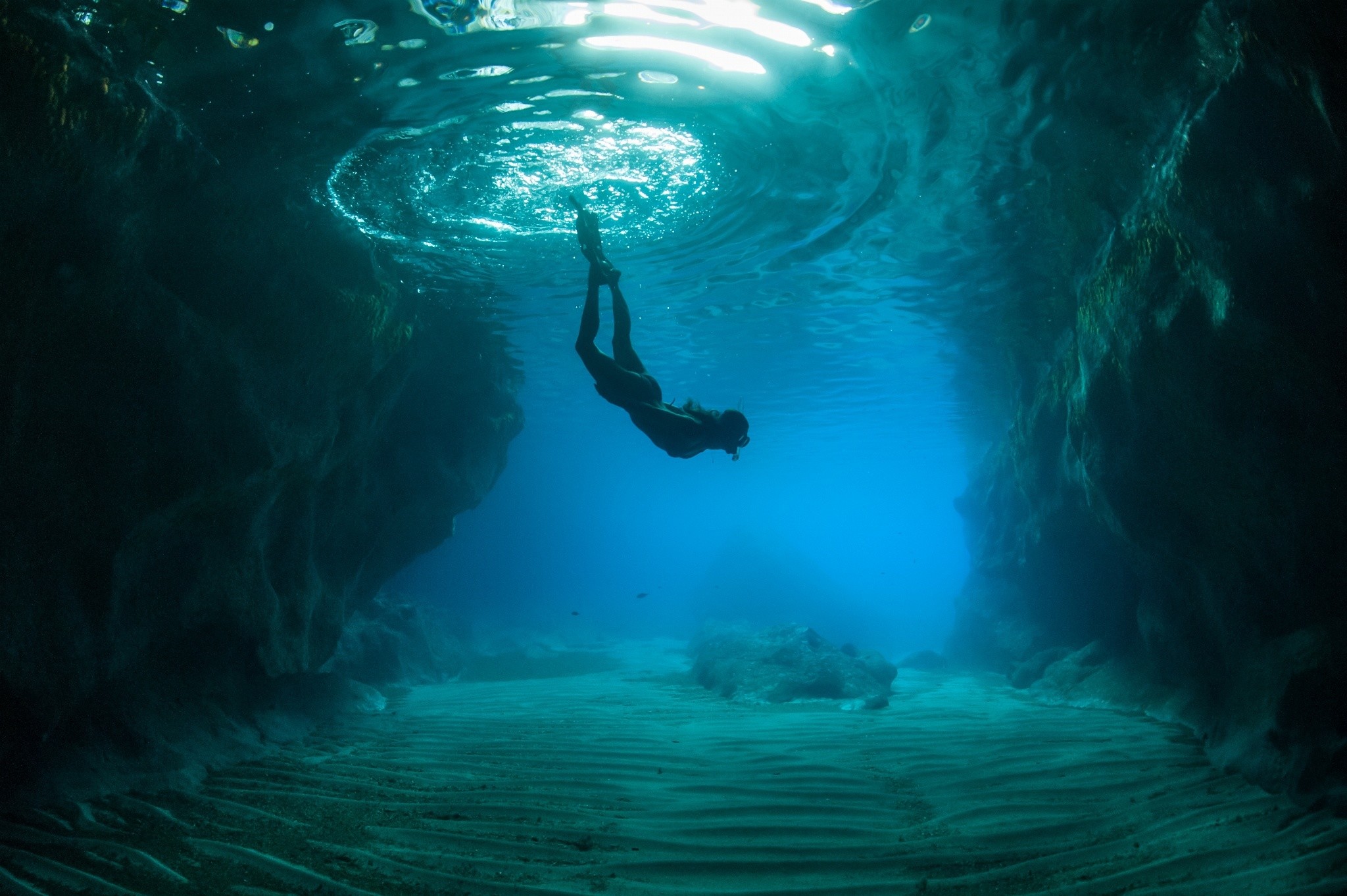 2048x1363 Diving Underwater Women
