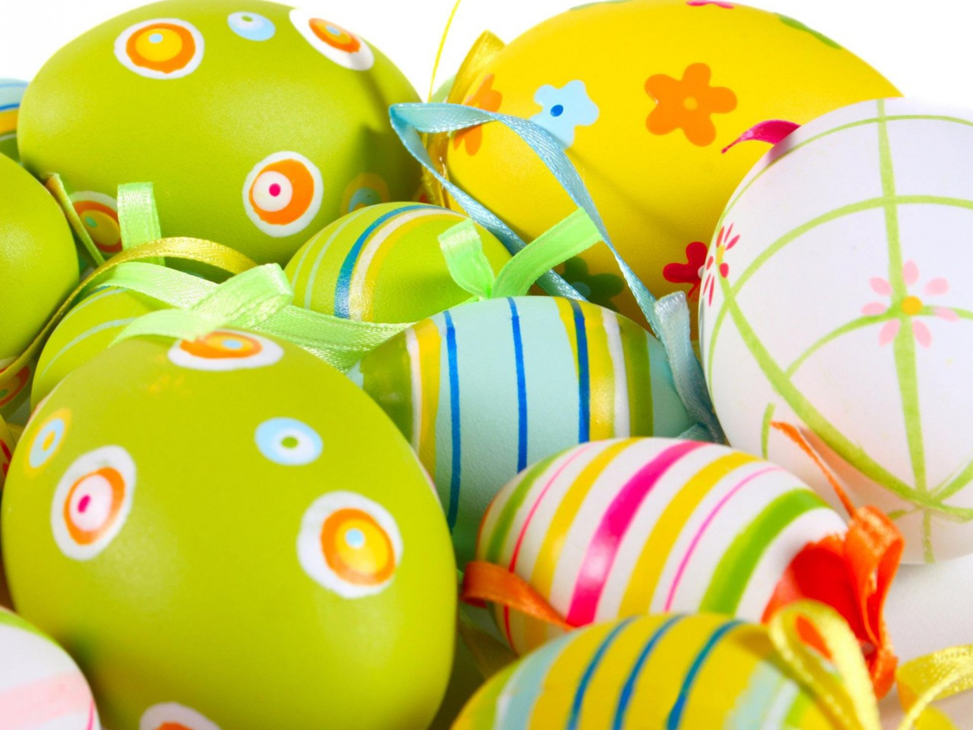 2000x1500 Yellow and multicolored Easter egg wallpaper