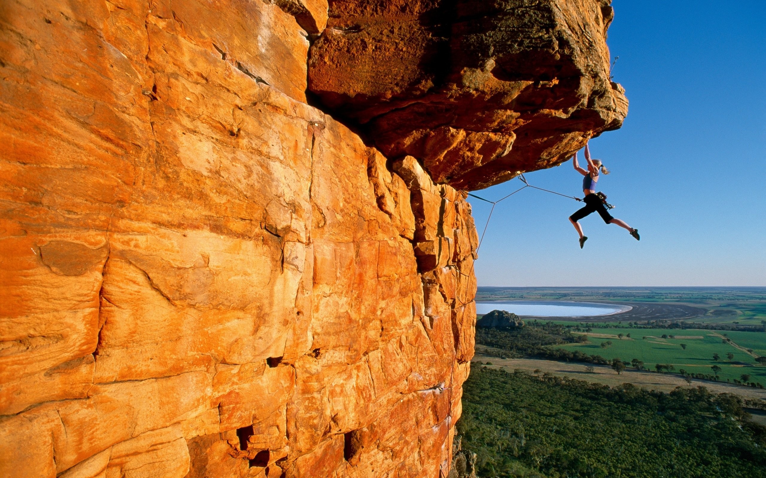 2560x1600 Woman Rock Climbing