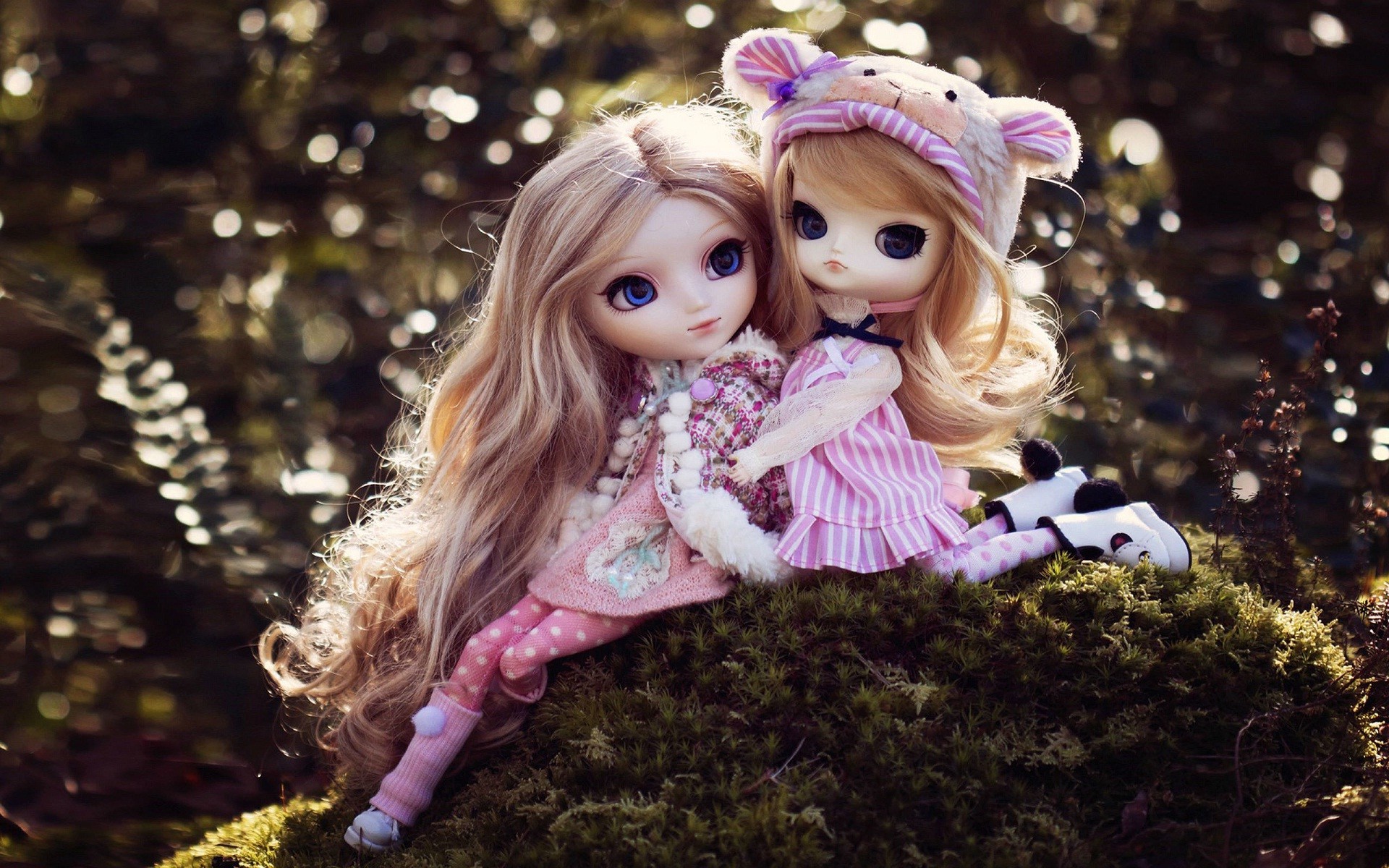 1920x1200 Pretty and charming doll hugs new wallpapers