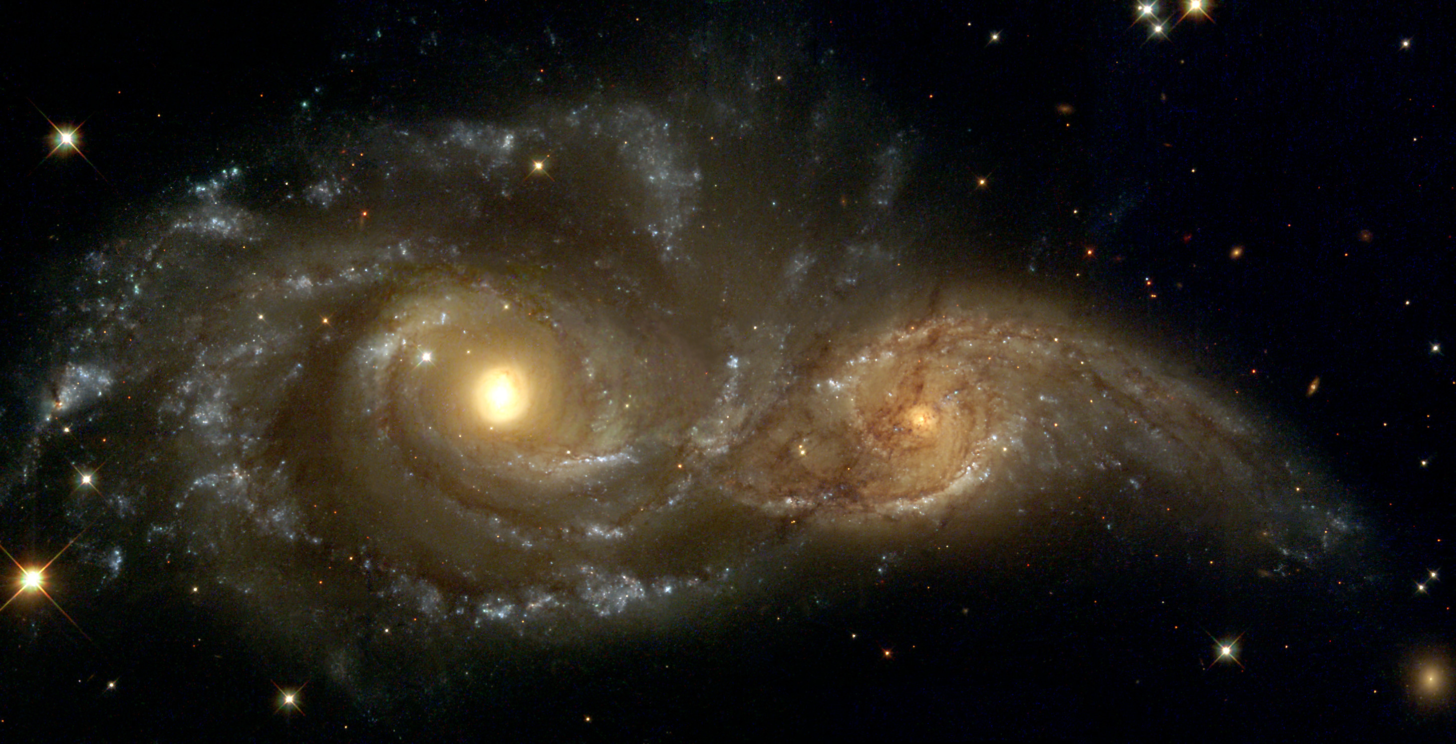 2907x1486 A grazing encounter between two spiral galaxies