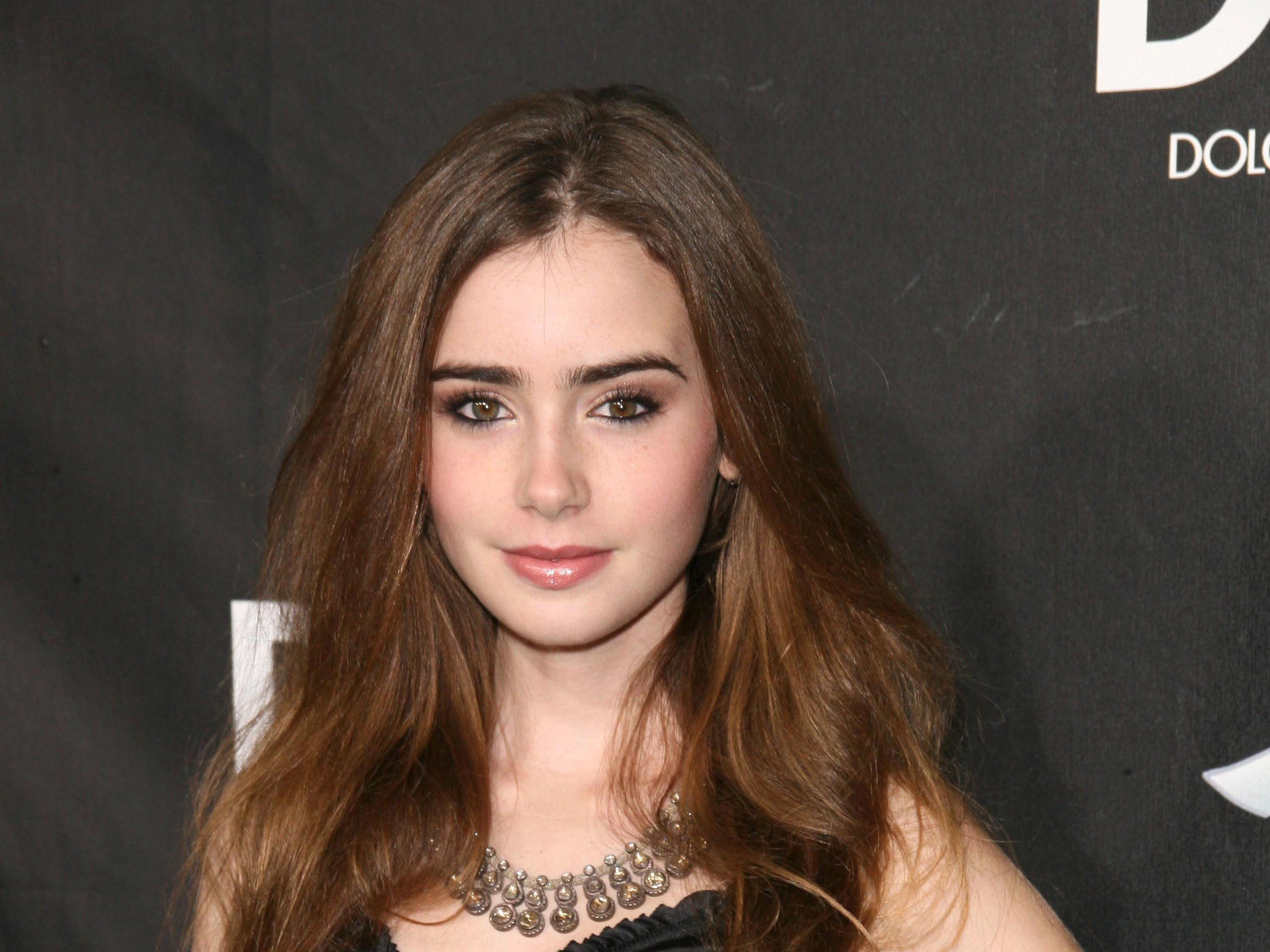 2560x1920 Lily Collins