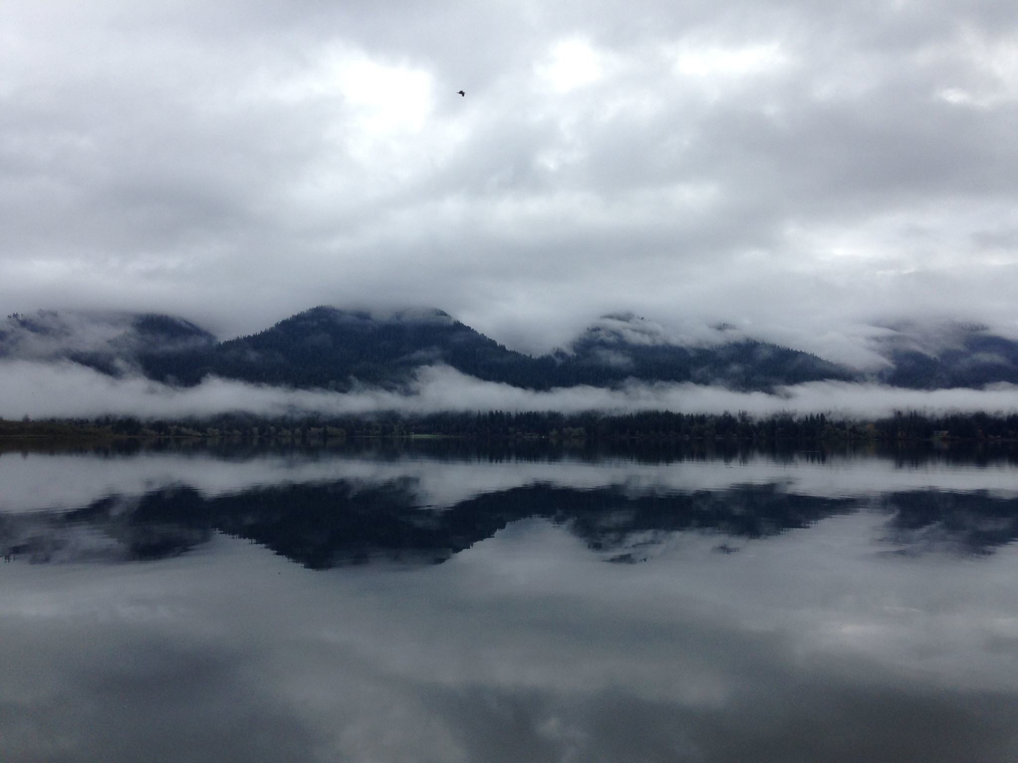 2048x1536 clouds on water