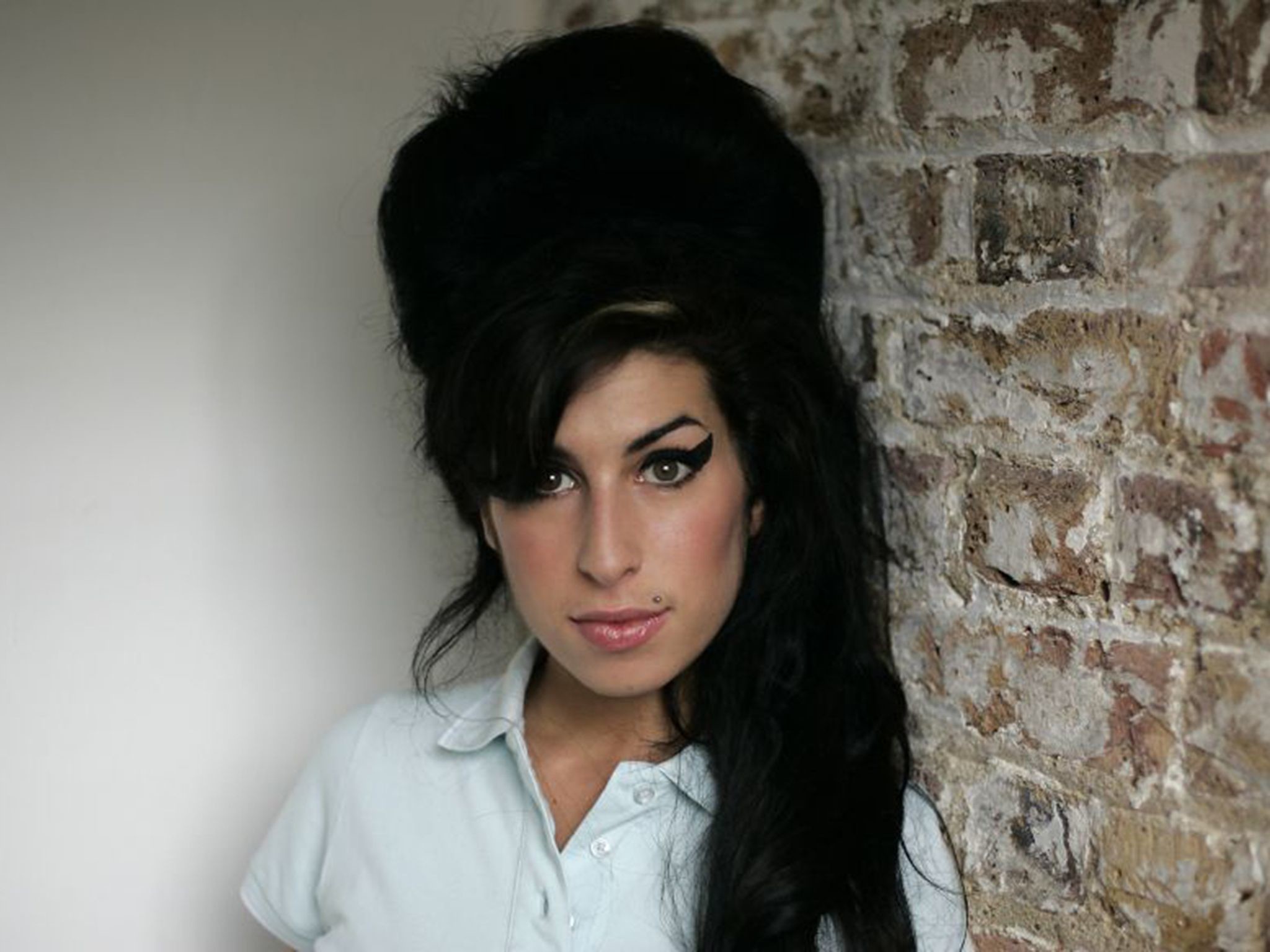 2048x1536 Amy Winehouse, Soul Singer