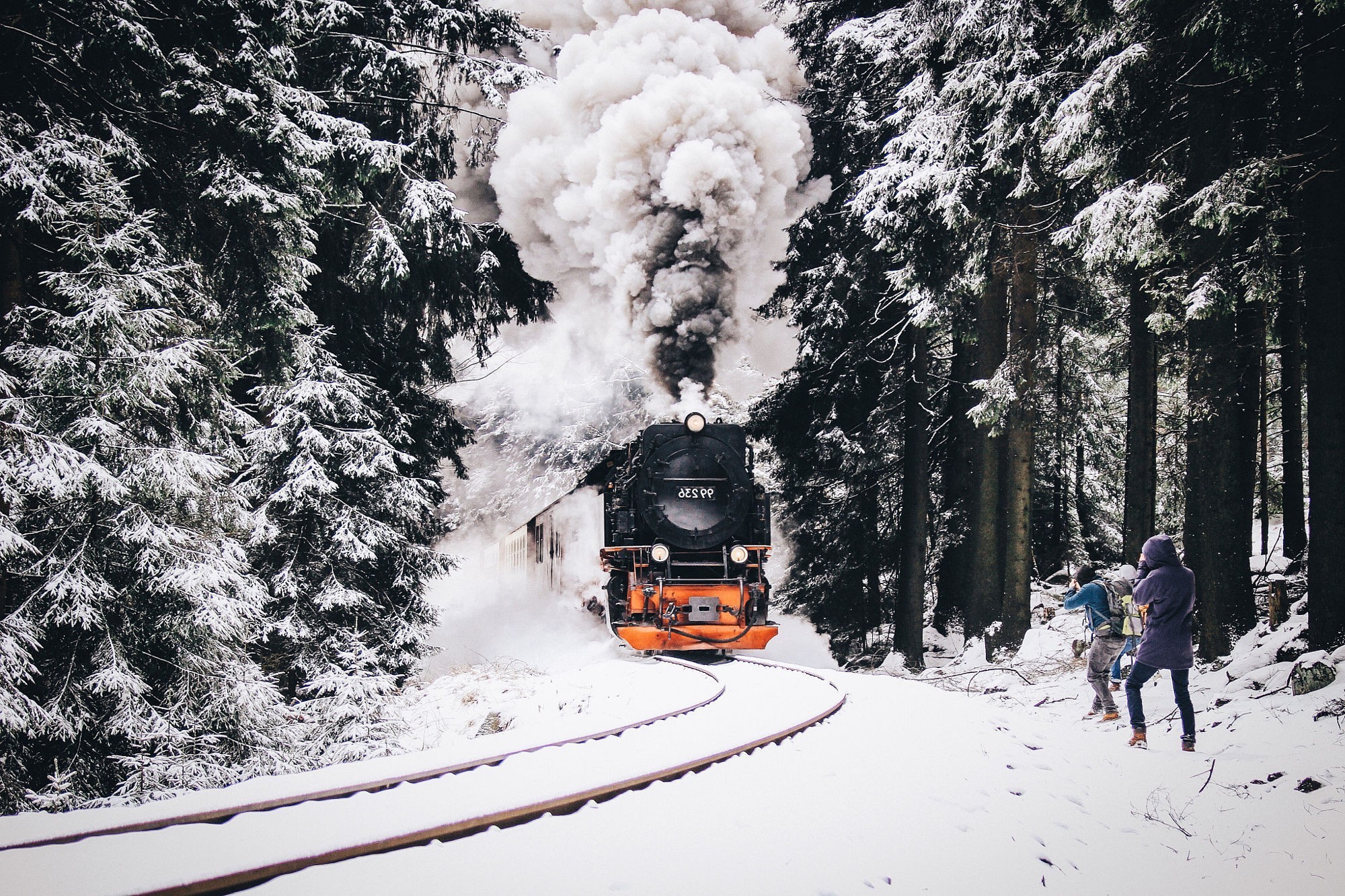 2000x1333 Snow Train F2 - Winter &- Nature Background Wallpapers on Desktop .