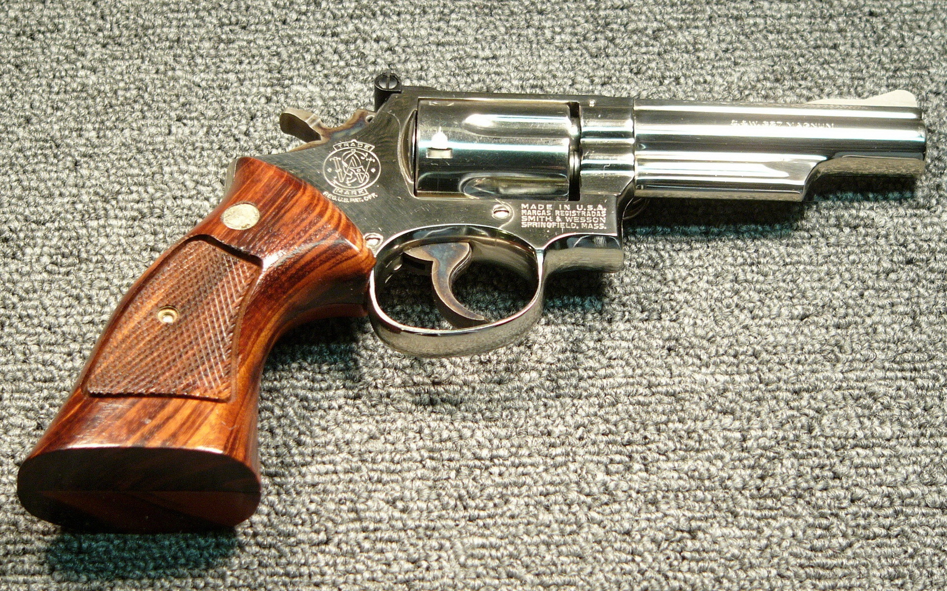 1920x1200 Vapen - Smith & Wesson 357 Magnum Revolver Bakgrund