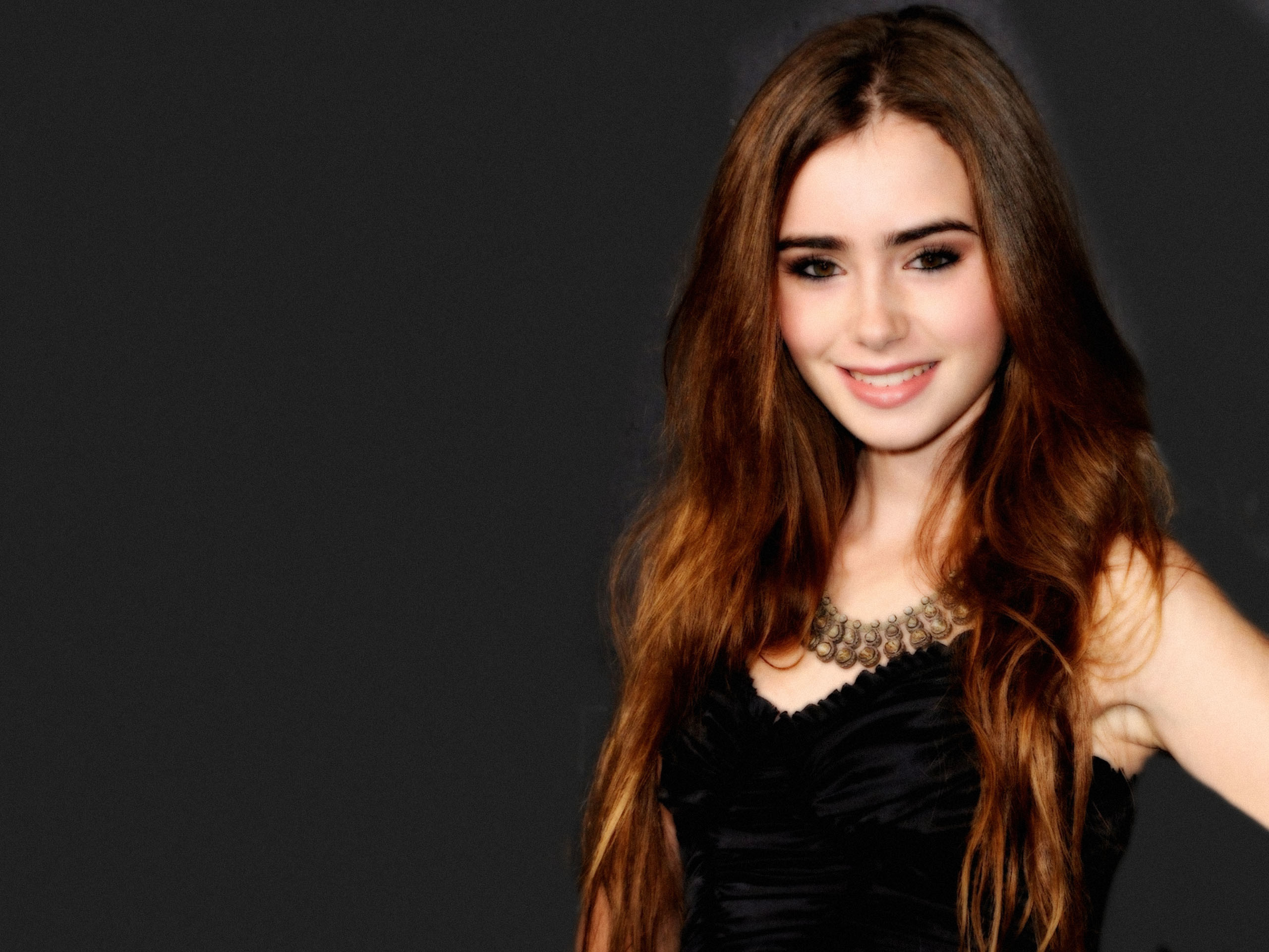 2560x1920 Lily Collins background