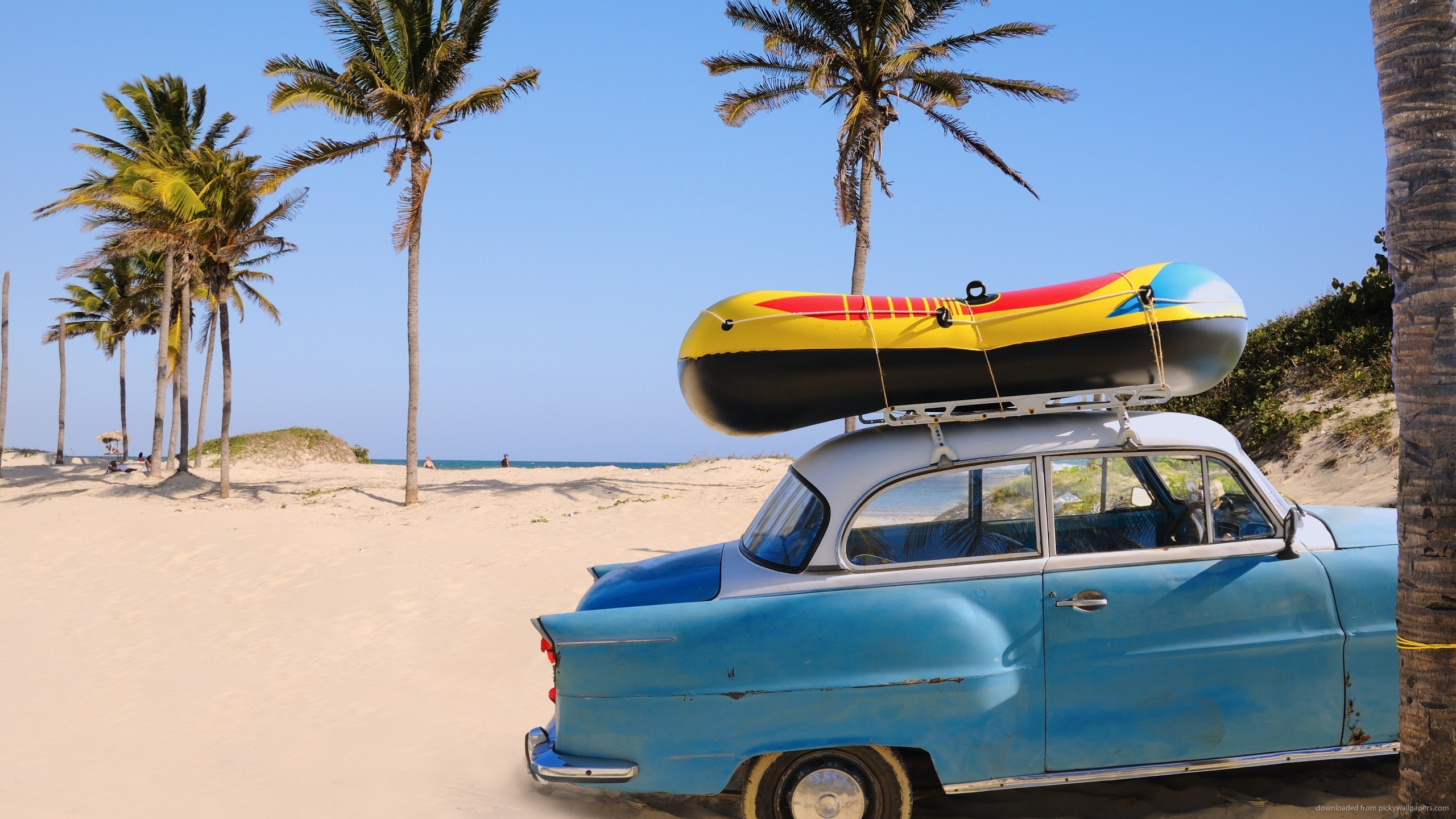 2560x1440 Old Car With The Boat On Hawaiian Beach for 