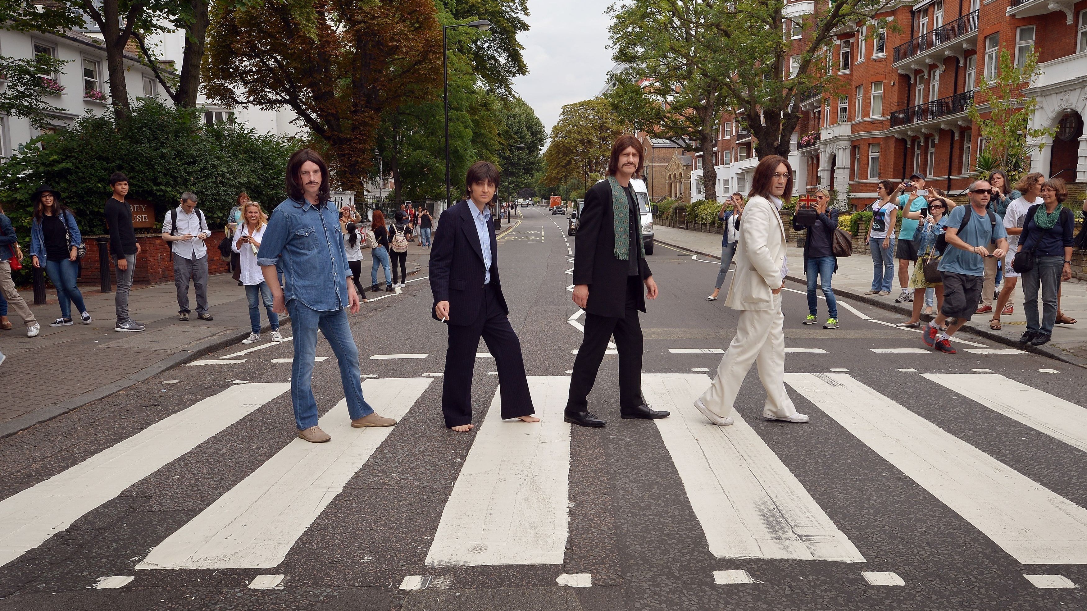 Куда переходит. Битлз Abbey Road. Группа Битлз Эбби роуд. Битлз Эбби роуд Кроссинг. Эбби роуд Лондон Битлз.