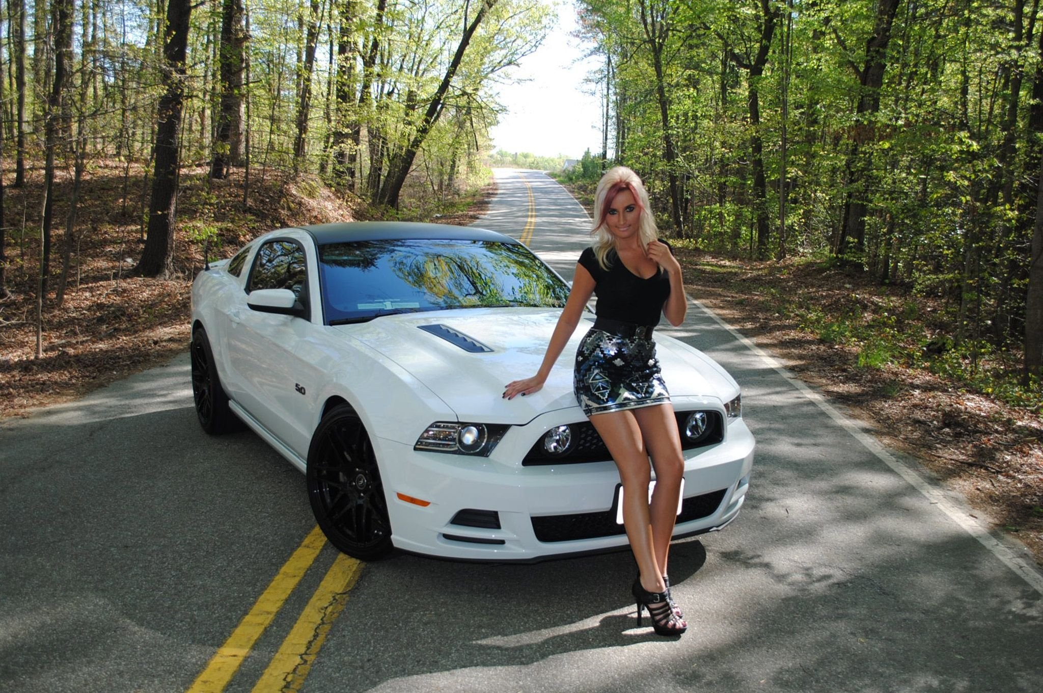 Девушки и Ford Mustang