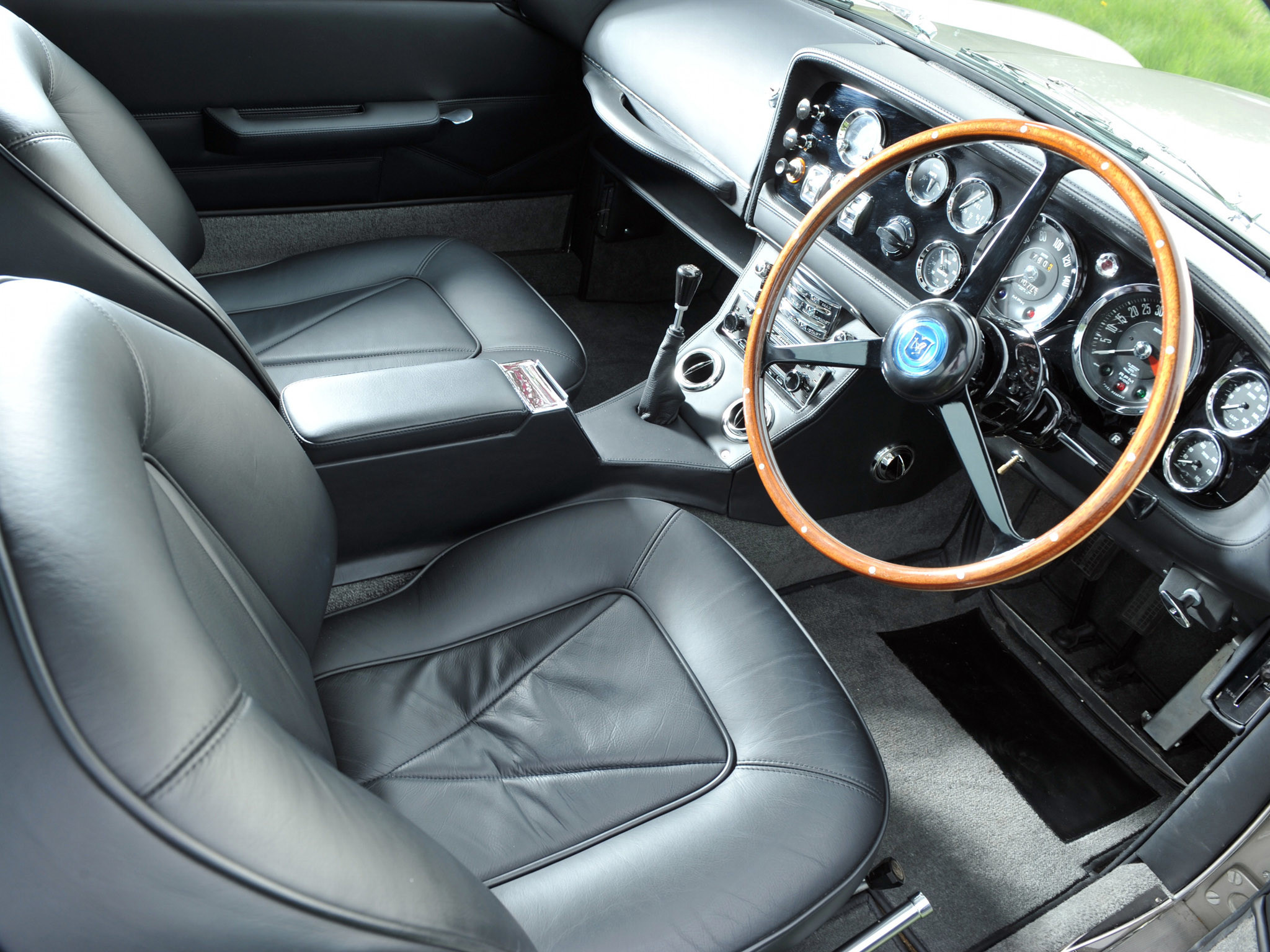 2048x1536 Aston Martin DB5 Interior