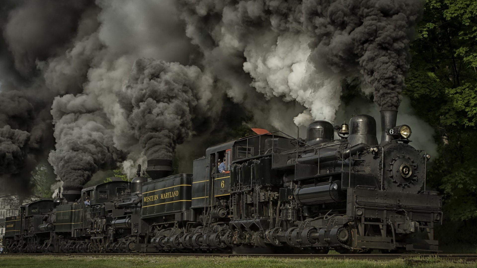 1920x1080 Steam locomotive in the cloud of black smoke