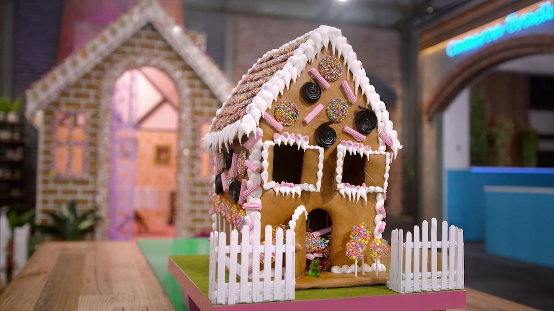 1920x1080 Most amazing gingerbread house you've ever seen: Family Food Fight Season  2, Short Video