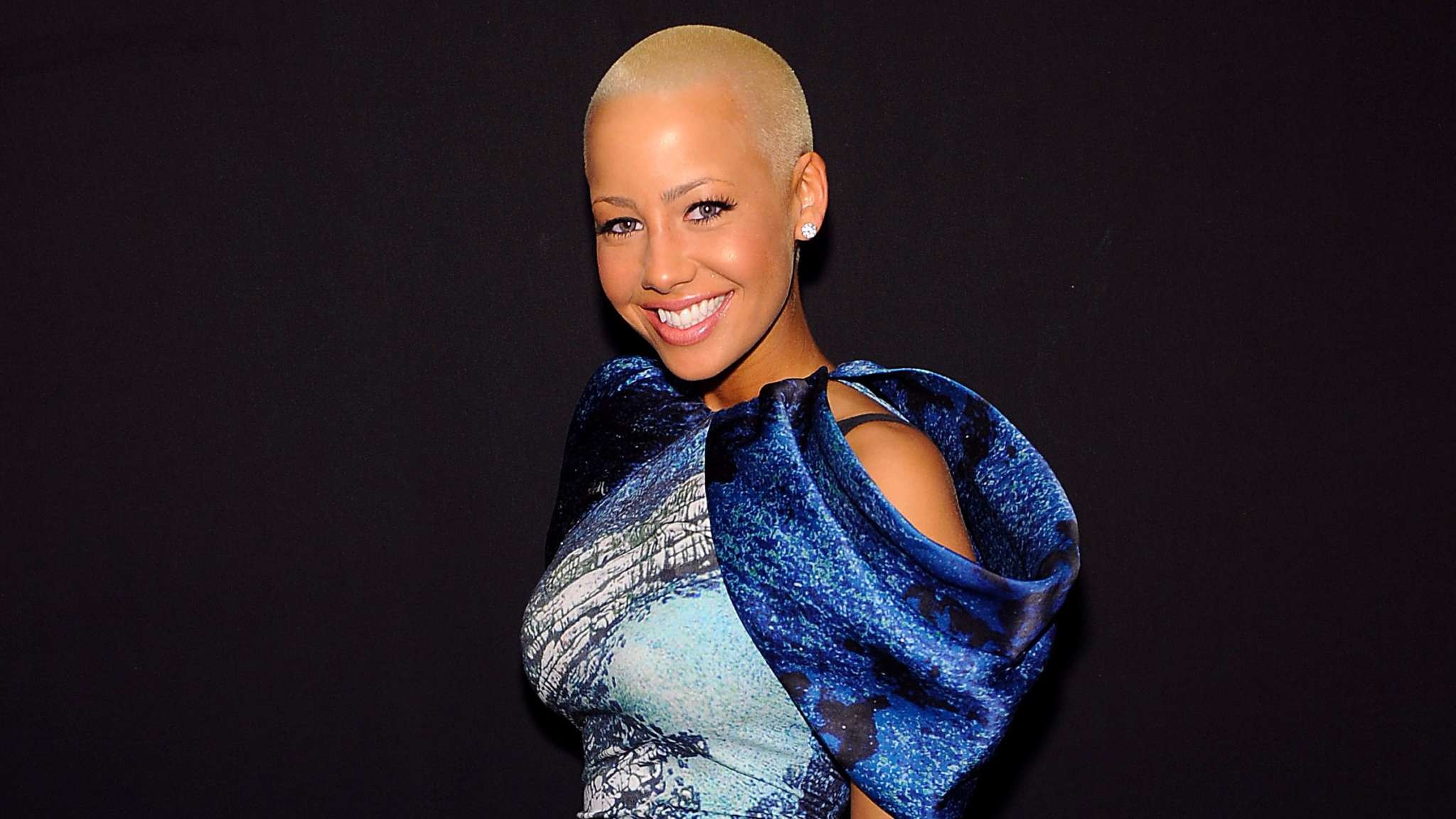 2048x1152 Amber Rose Is Unrecognizable While Making Her Red Carpet .