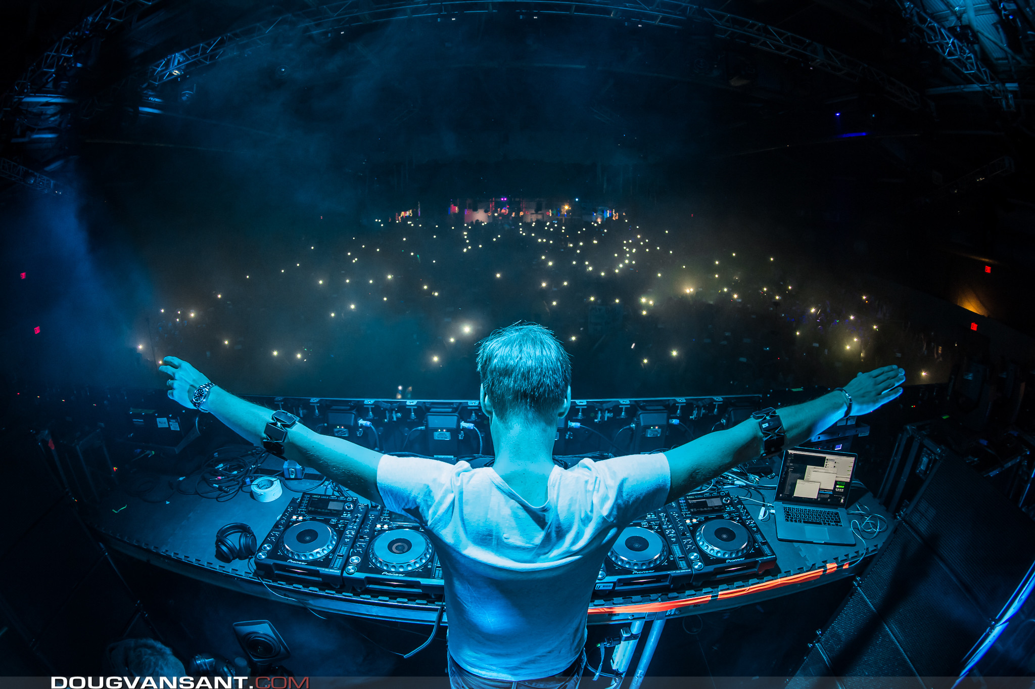 2048x1363 ... perfectly placed for Armin van Buuren to deliver a beautiful two and a  half hour performance and truly place the entire crowd into a state of  trance.