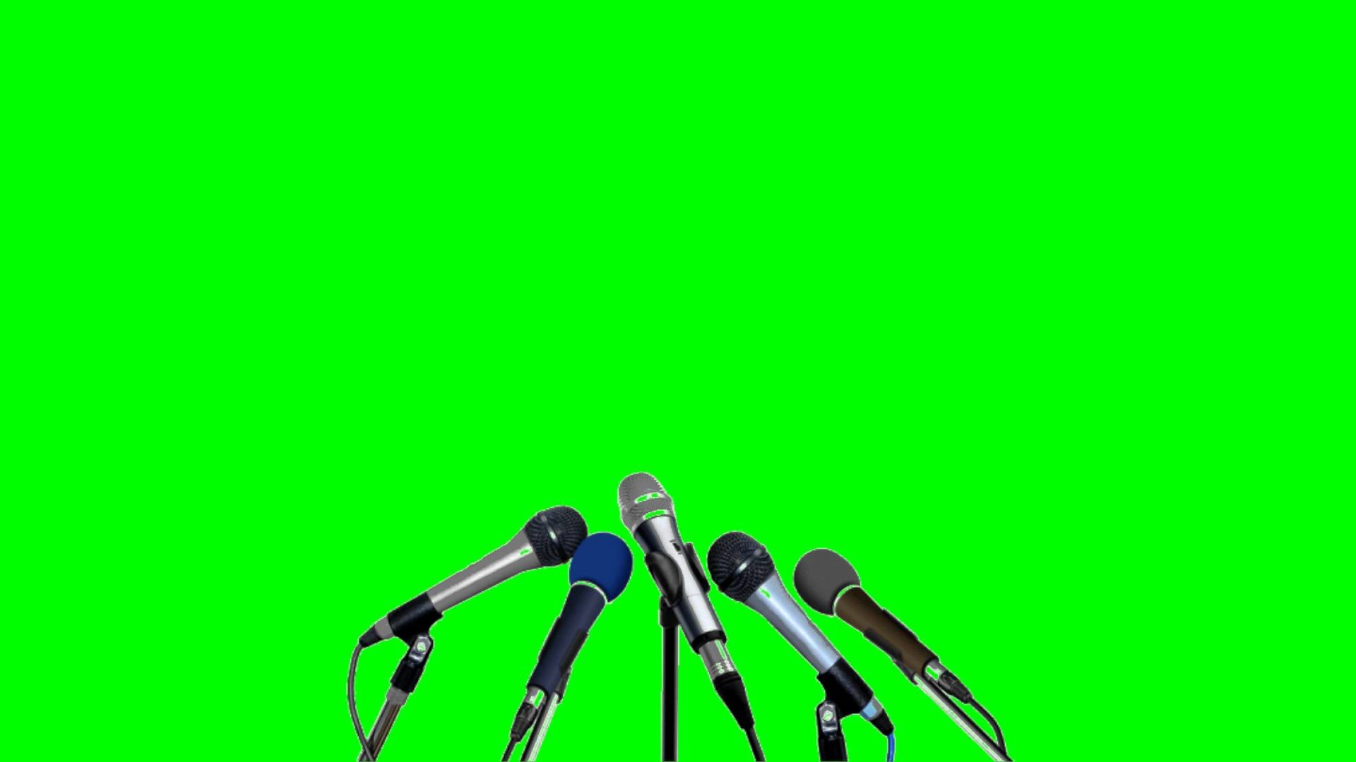 Микрофон на зеленом фоне для монтажа