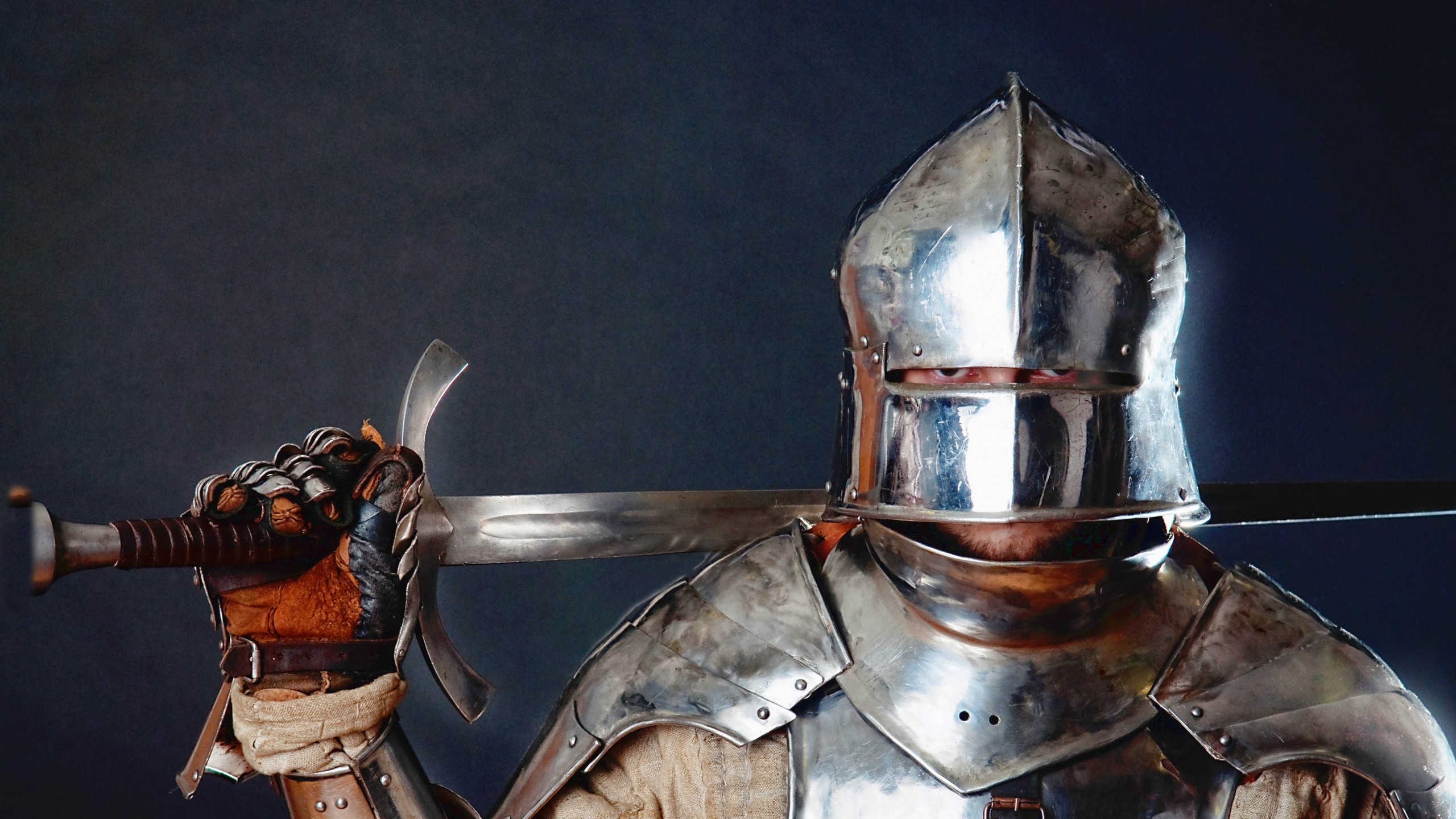 2560x1440  Wallpaper knight, armor, sword