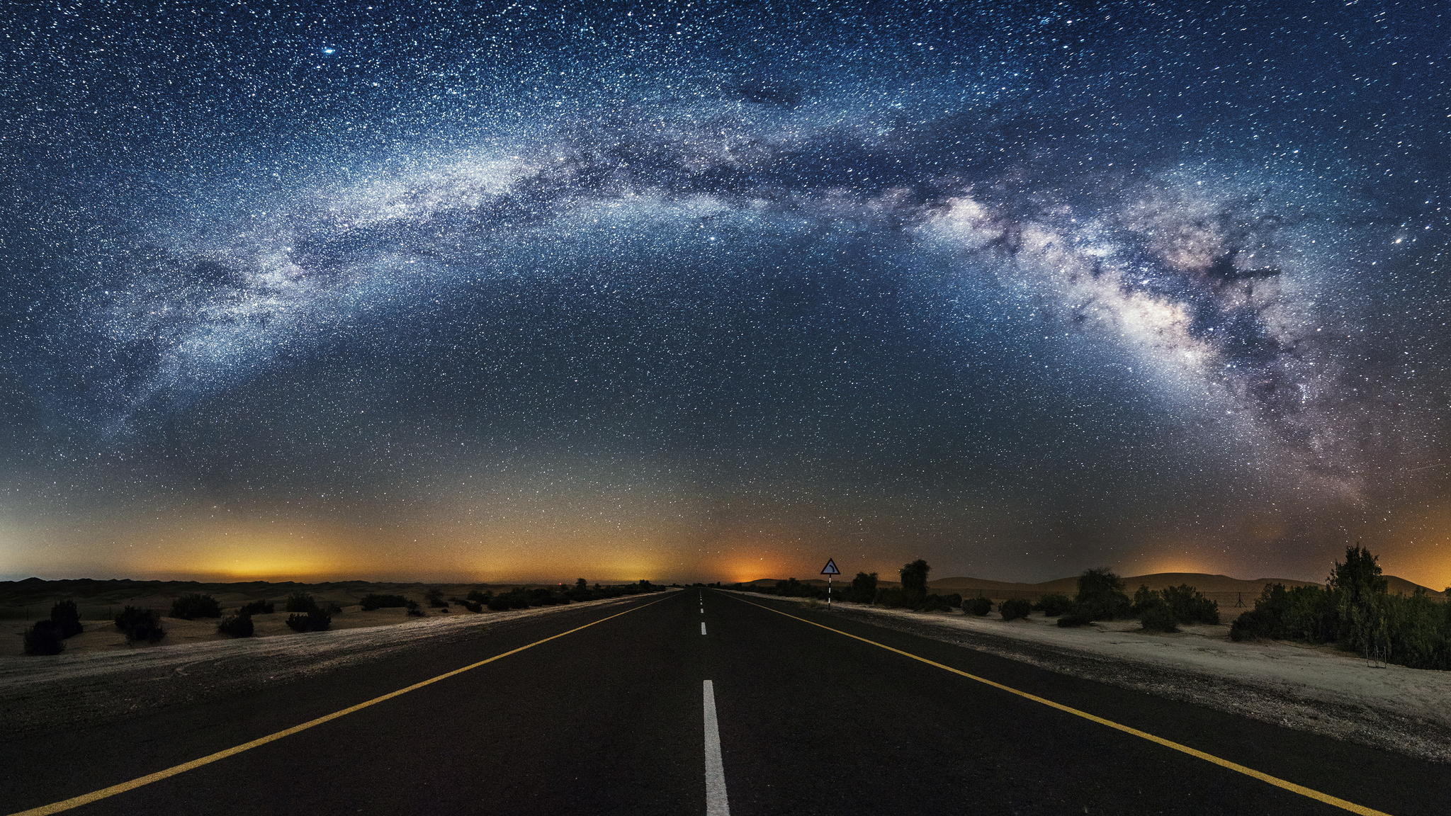 2048x1152 Arc of Milky Way taken in a desert somewhere in United Arab ...