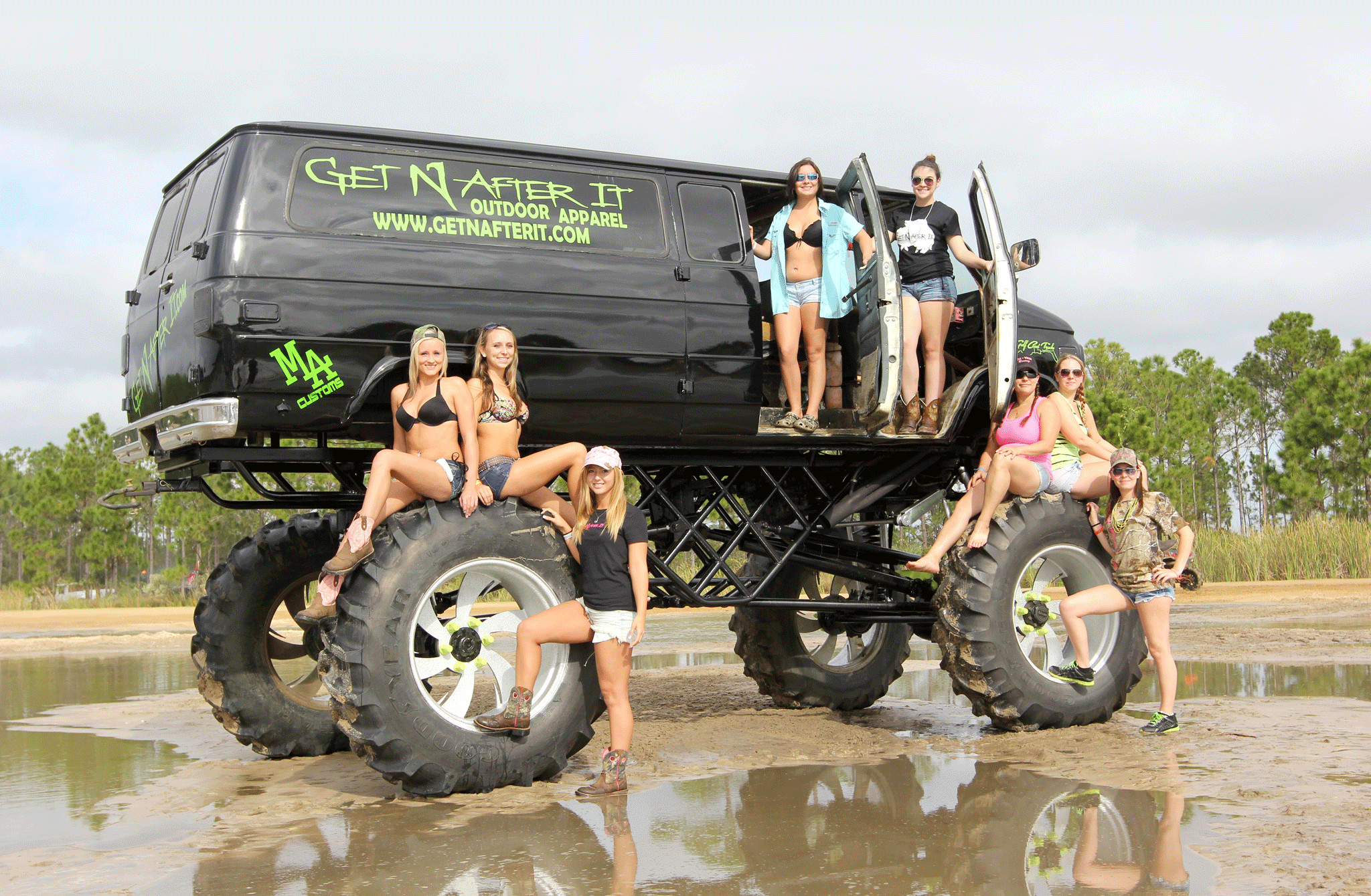 2048x1340 custom-chevy-mud-van-with-mud-girls.gif