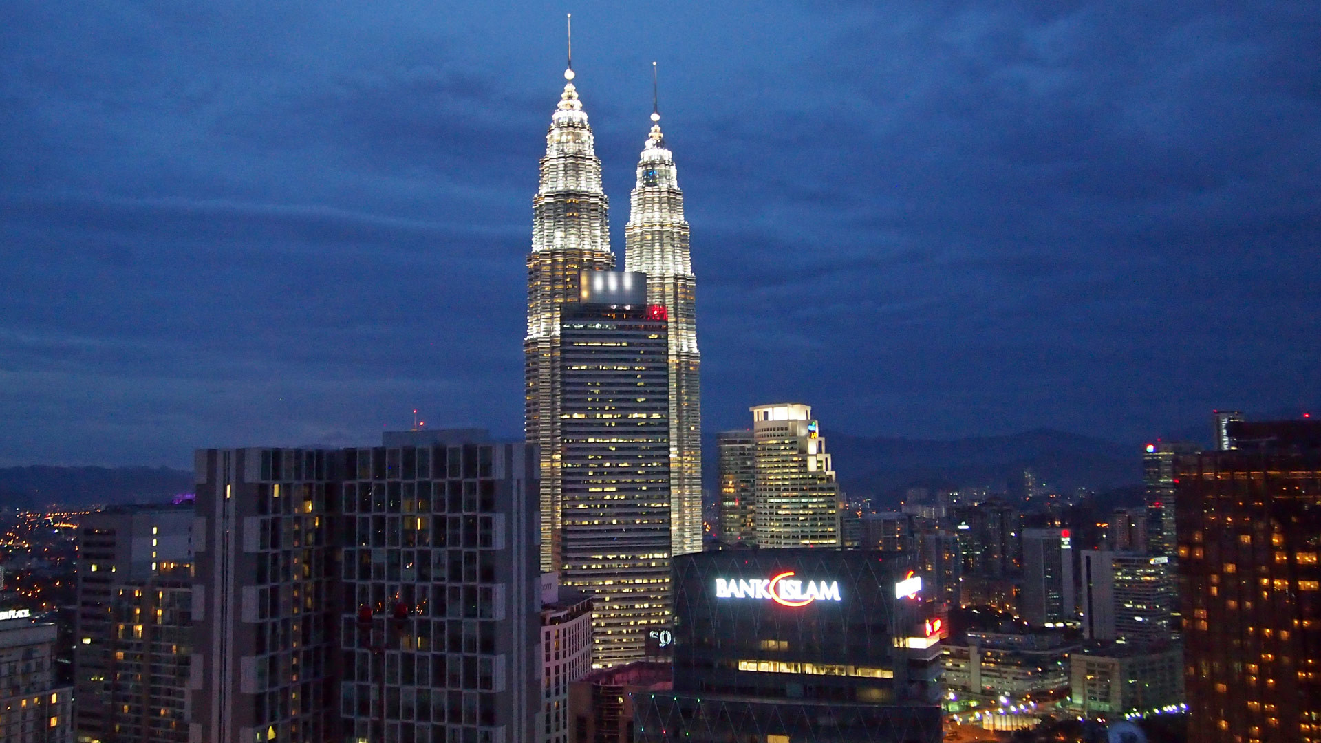 1920x1080 Die Petronas Towers zur blauen Stunde vom Menara KH gesehen, Malaysia